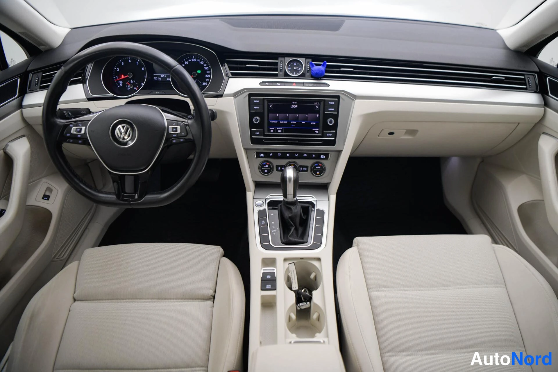 Sininen Volkswagen Passat Variant 2019, ohjaamo, kuva 10