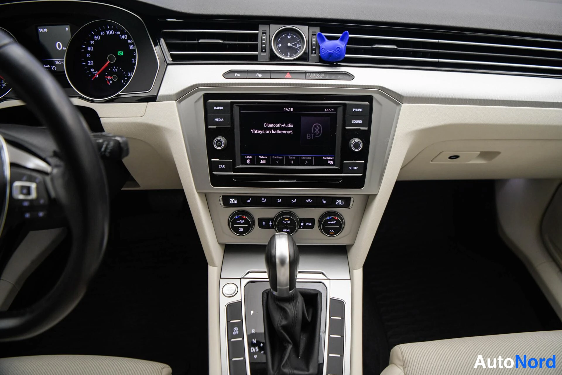 Sininen Volkswagen Passat Variant 2019, ohjaamo, kuva 11