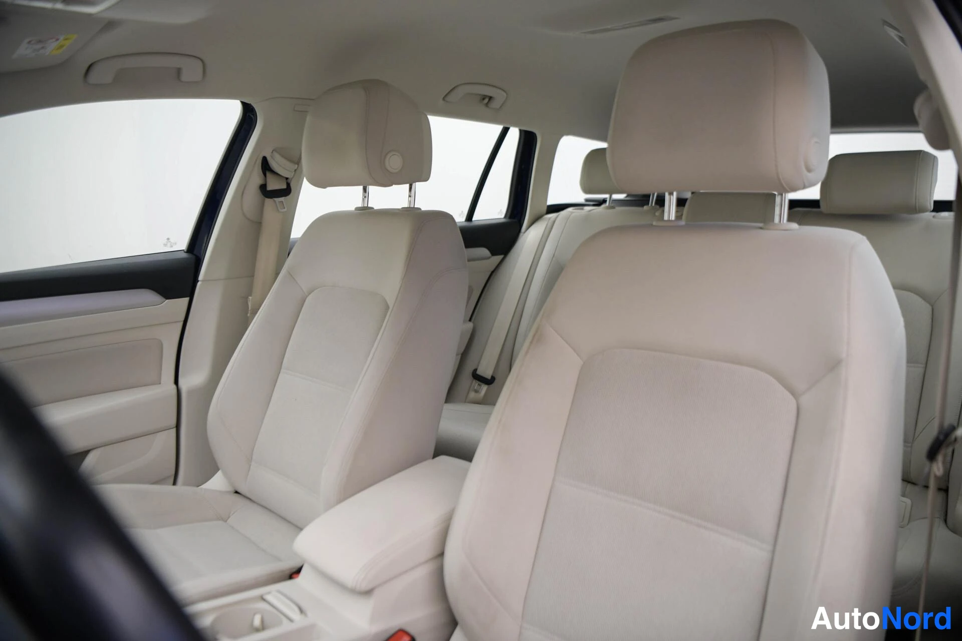 Sininen Volkswagen Passat Variant 2019, etuistuimet, kuva 14