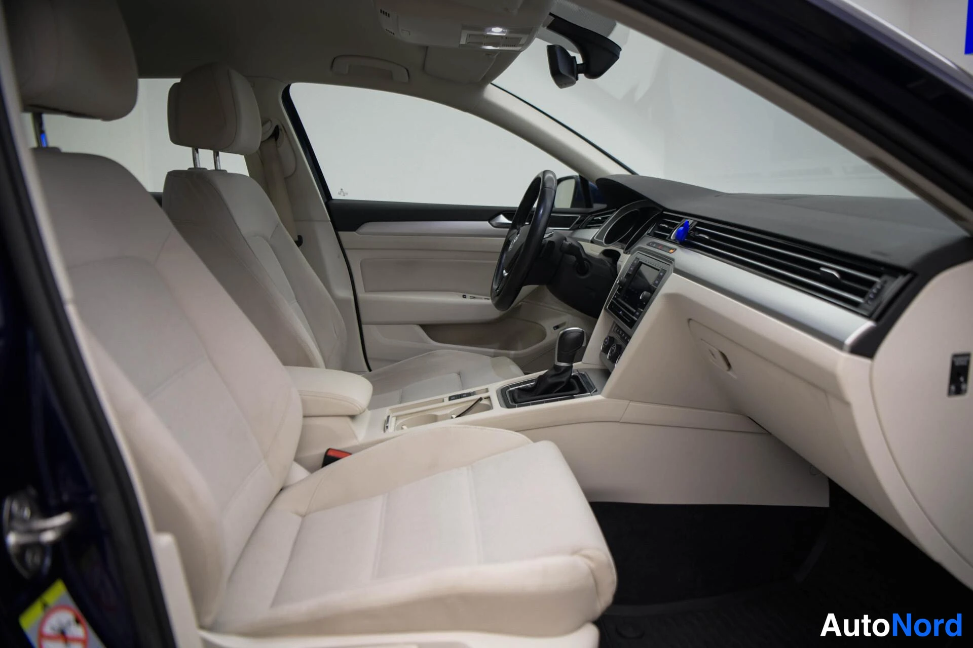 Sininen Volkswagen Passat Variant 2019, ohjaamo, kuva 12