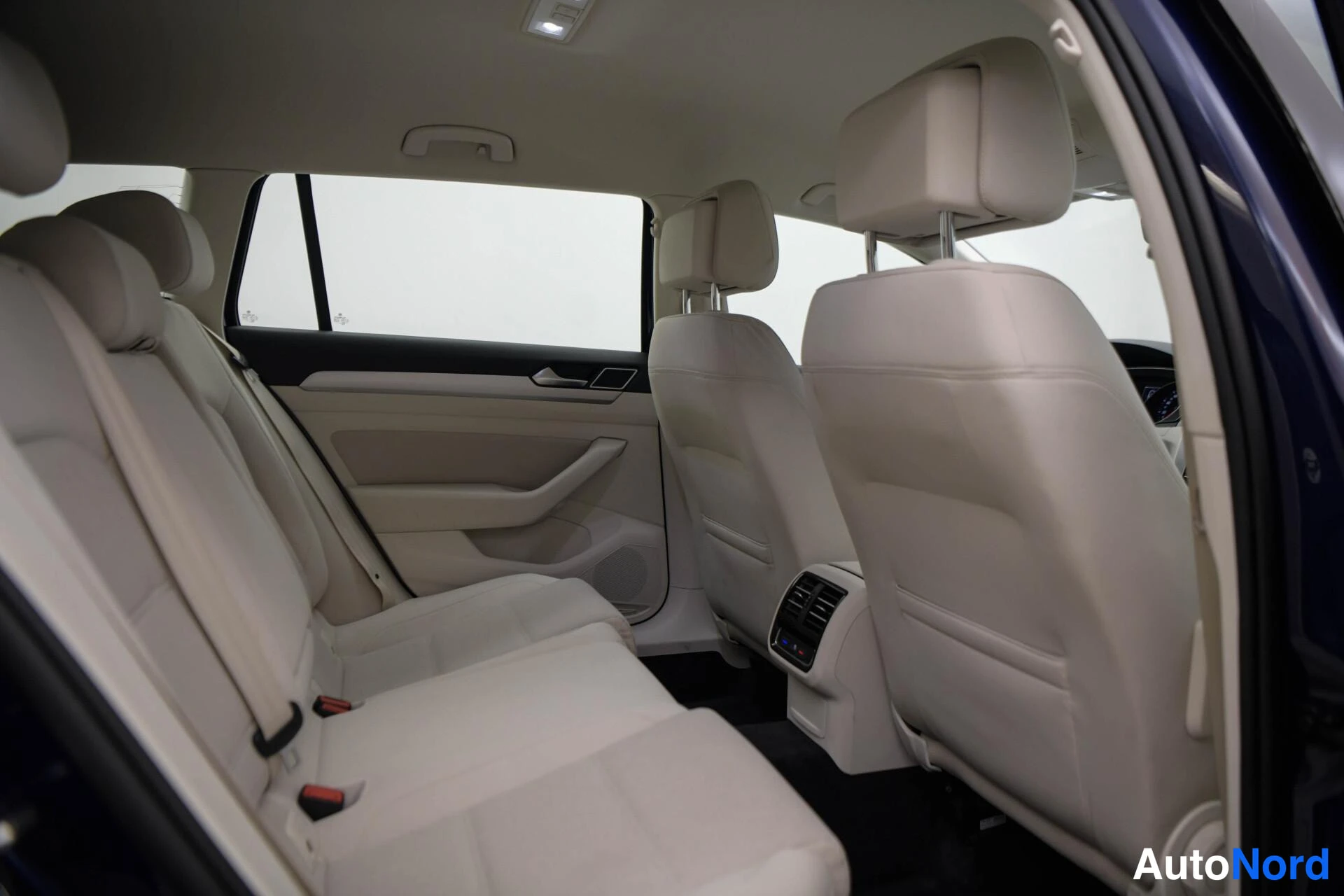 Sininen Volkswagen Passat Variant 2019, takaistuimet, kuva 15