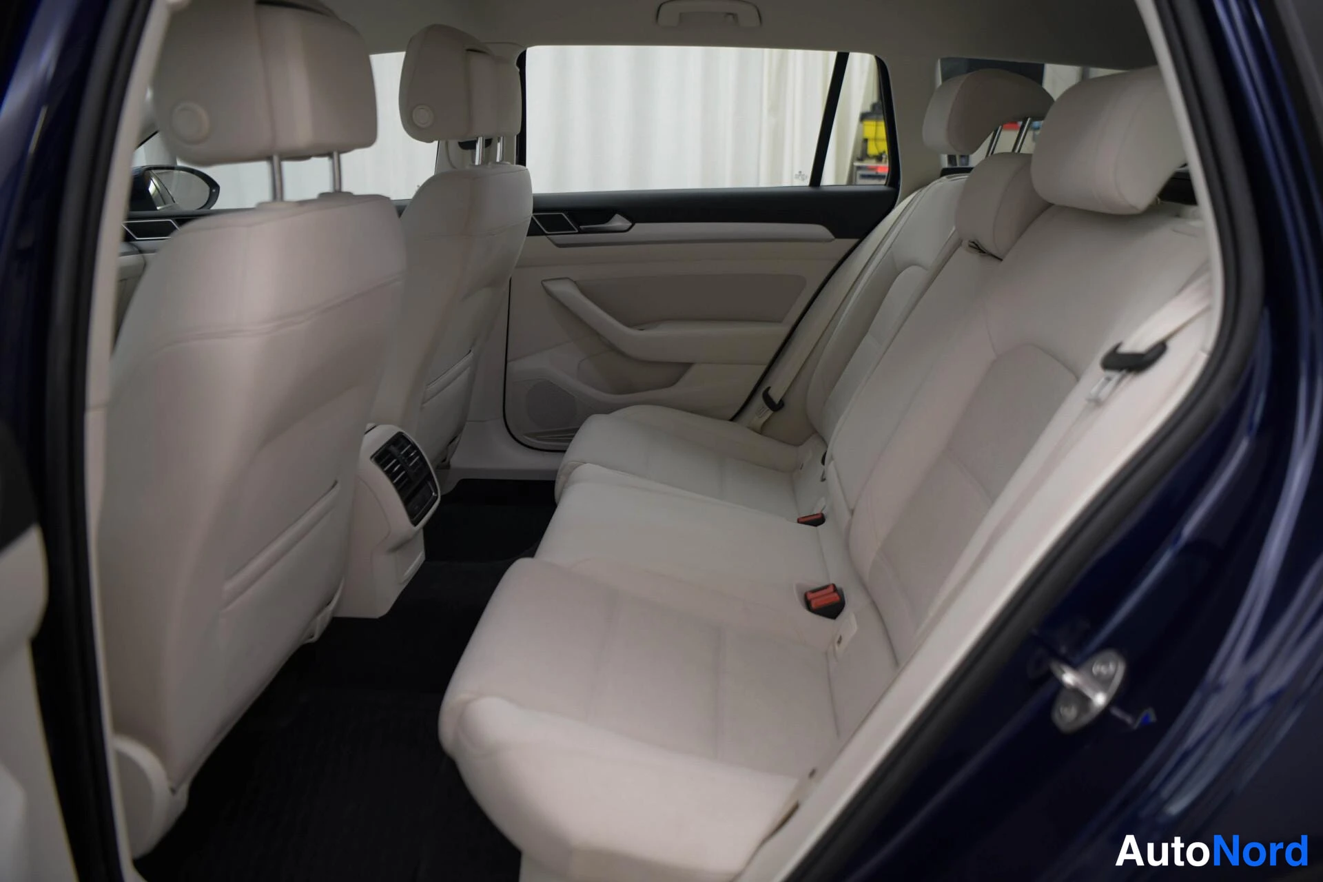 Sininen Volkswagen Passat Variant 2019, takaistuimet, kuva 16