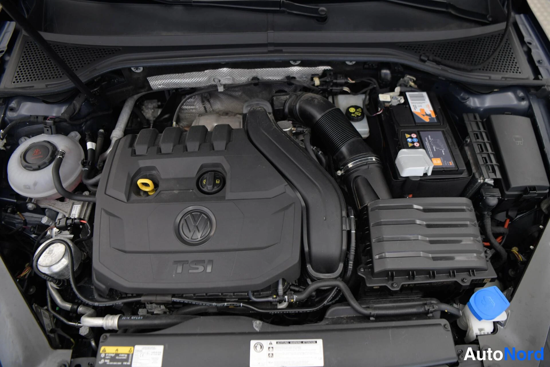 Sininen Volkswagen Passat Variant 2019, moottoritila, kuva 18