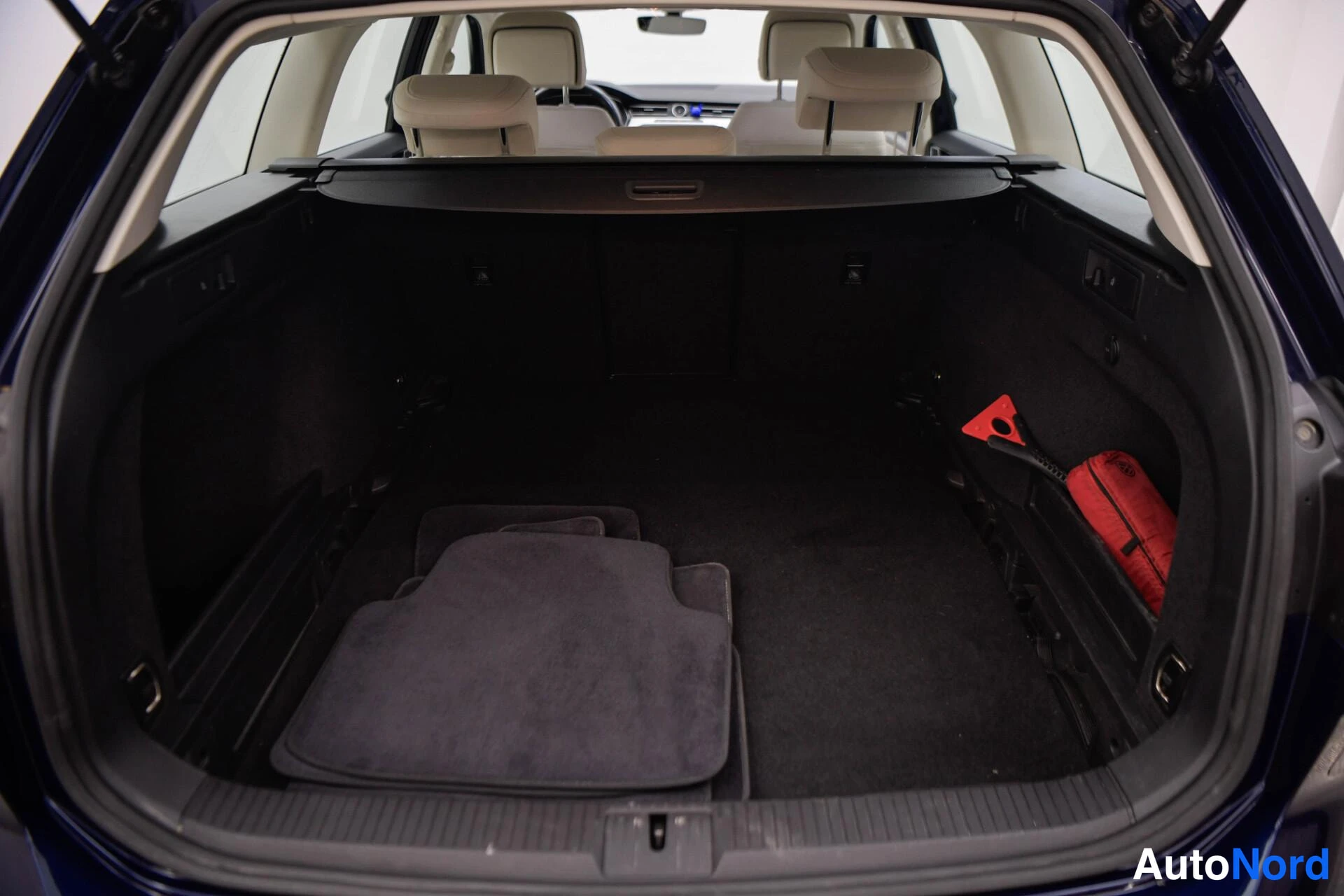 Sininen Volkswagen Passat Variant 2019, tavaratila, kuva 17
