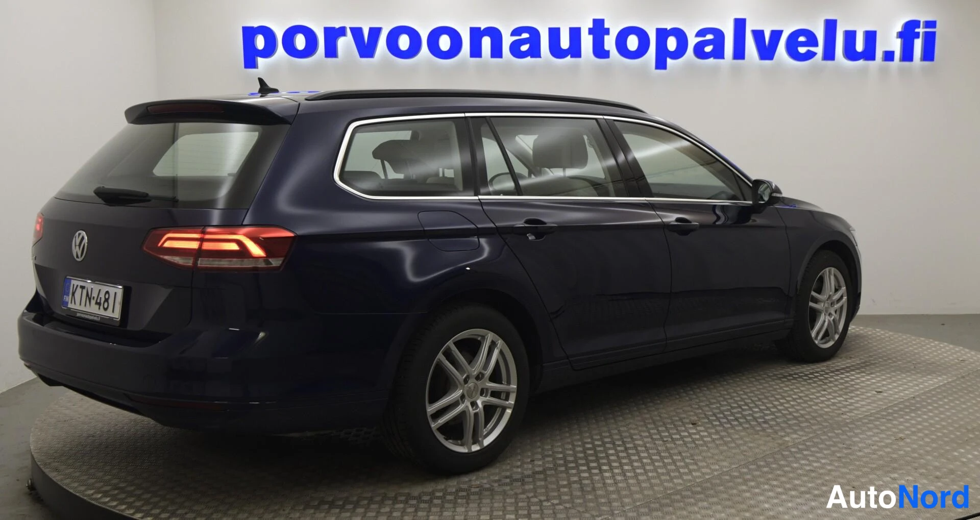 Takaviisto: Volkswagen Passat Variant -farmari takaa ja oikealta sivulta kuvattuna, tummansininen