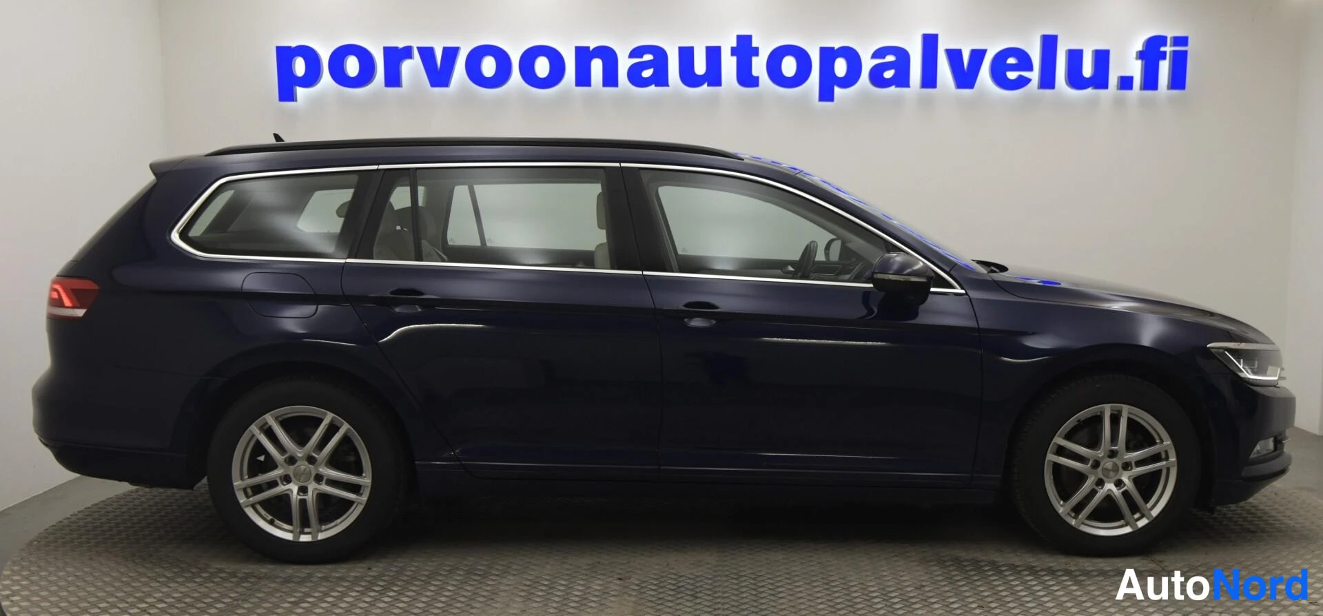 Sivulta: Volkswagen Passat Variant -farmari sivuprofiilista, tummansininen