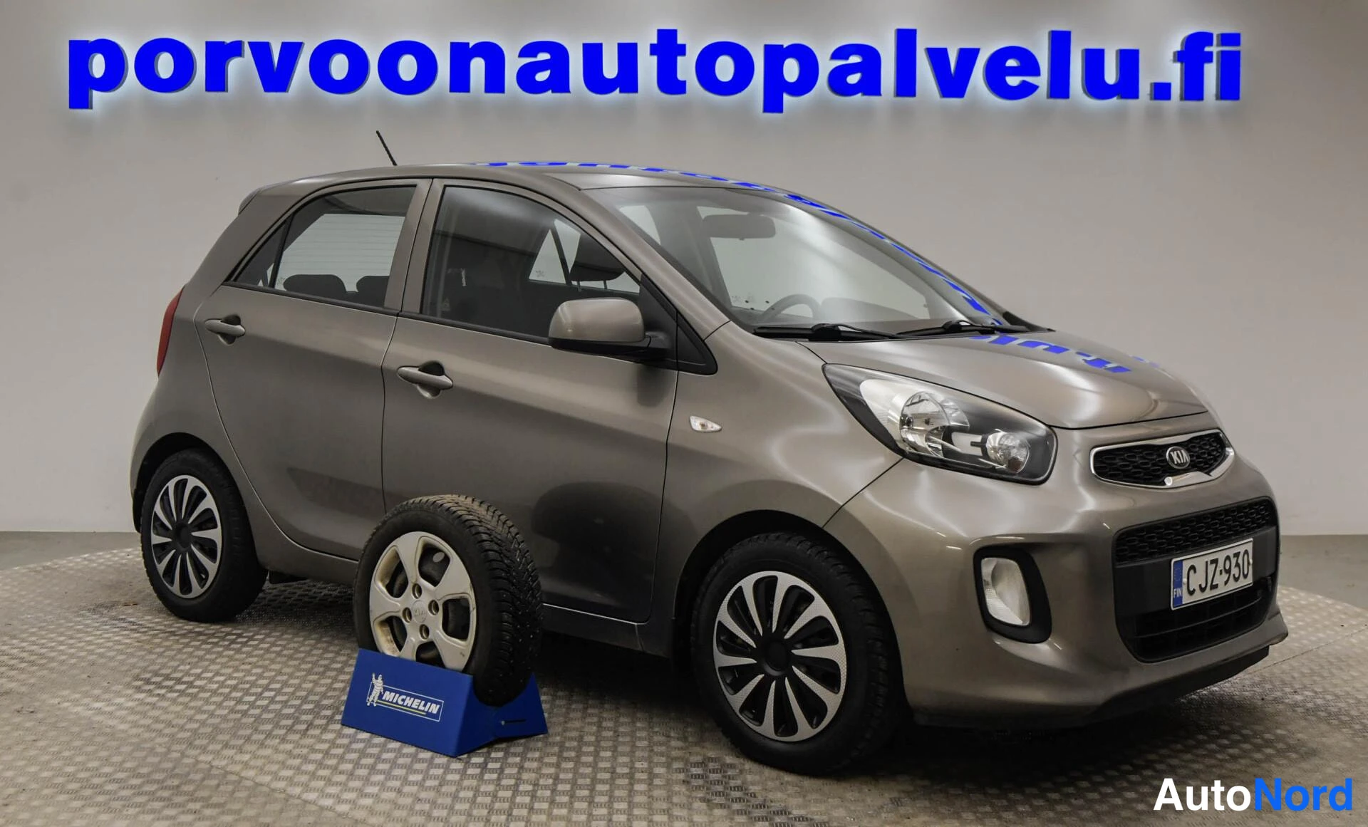 Harmaa Kia Picanto 2015, etuviisto, keula oikealle, kuva 2