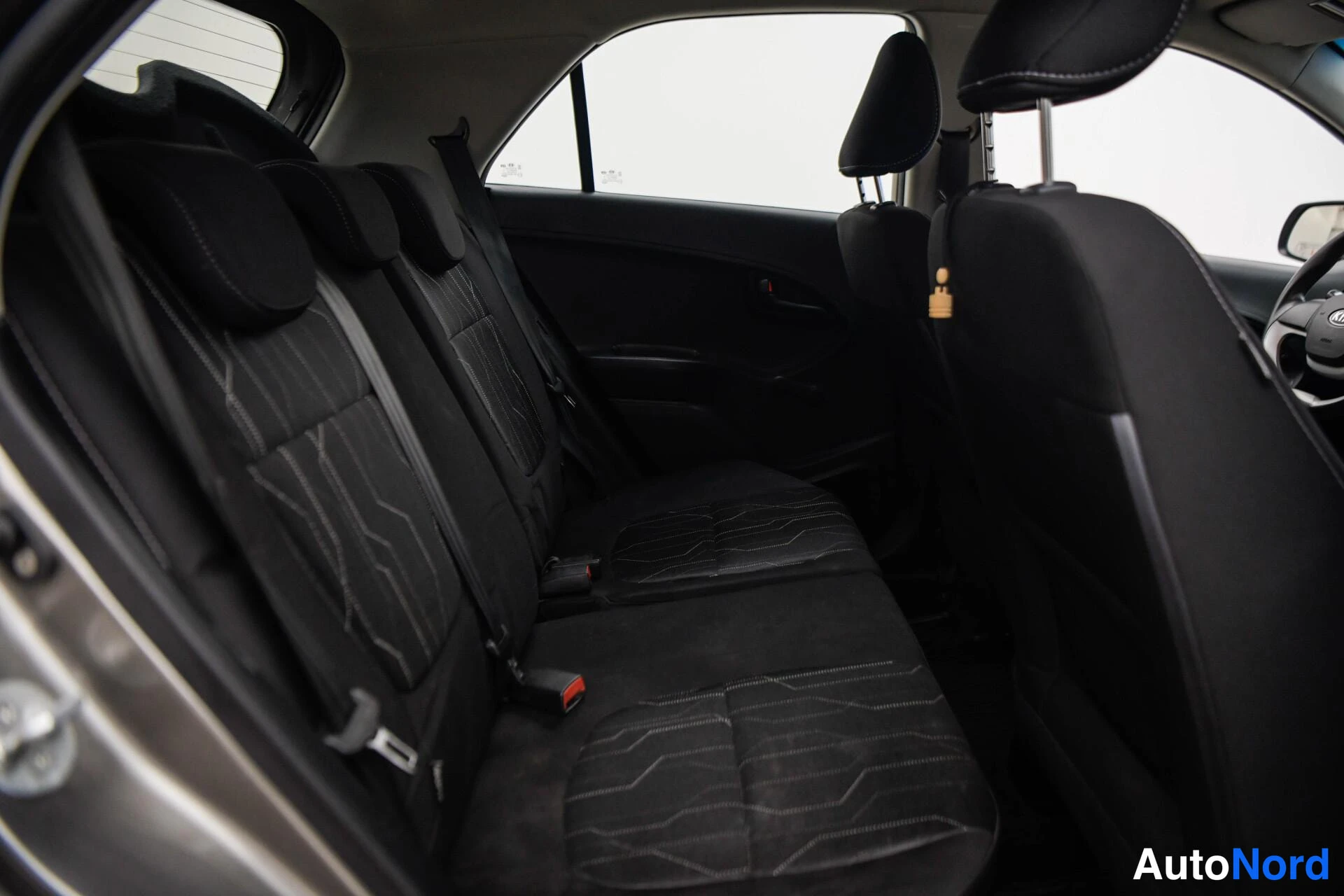 Harmaa Kia Picanto 2015, takaistuimet, kuva 13