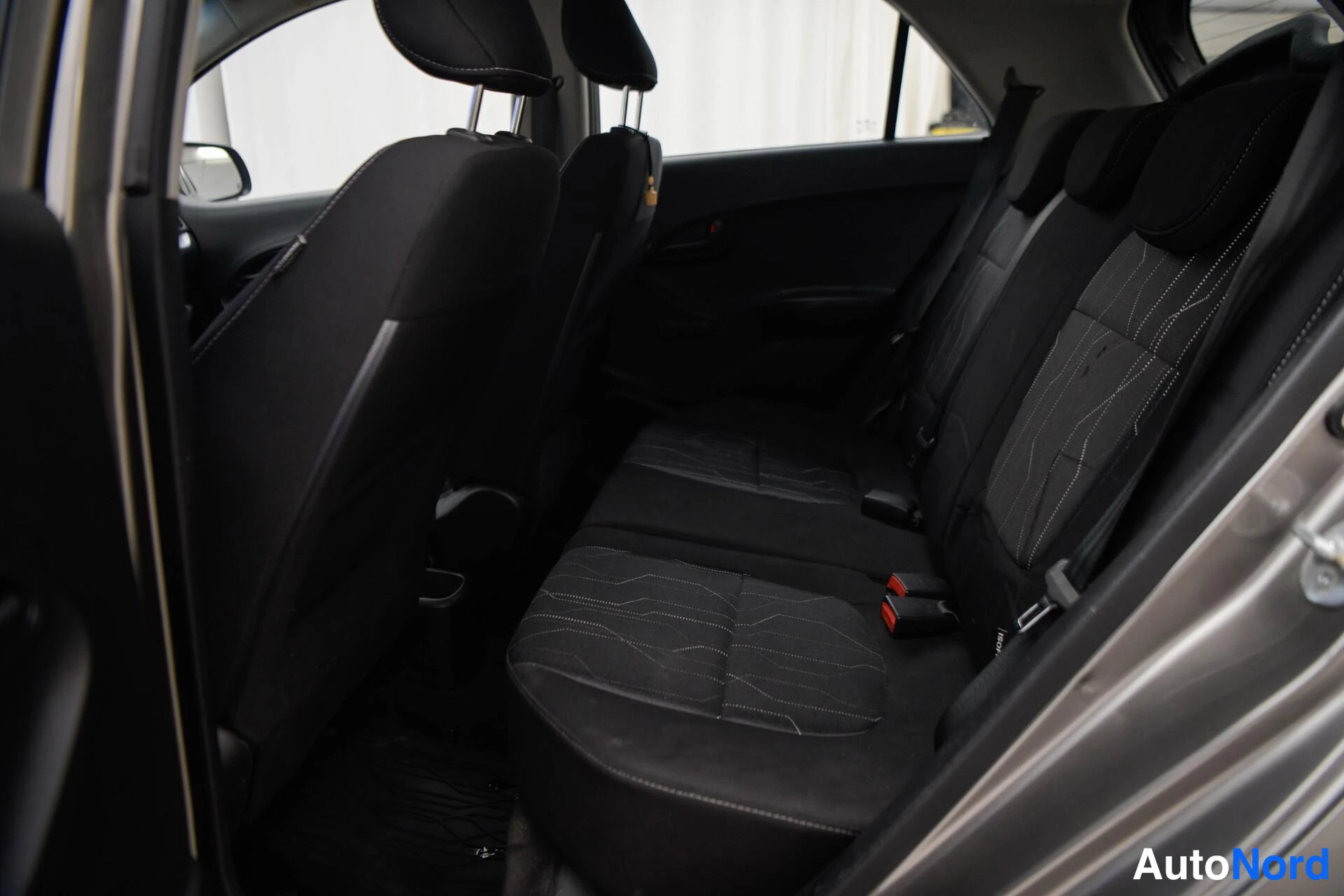 Harmaa Kia Picanto 2015, takaistuimet, kuva 14