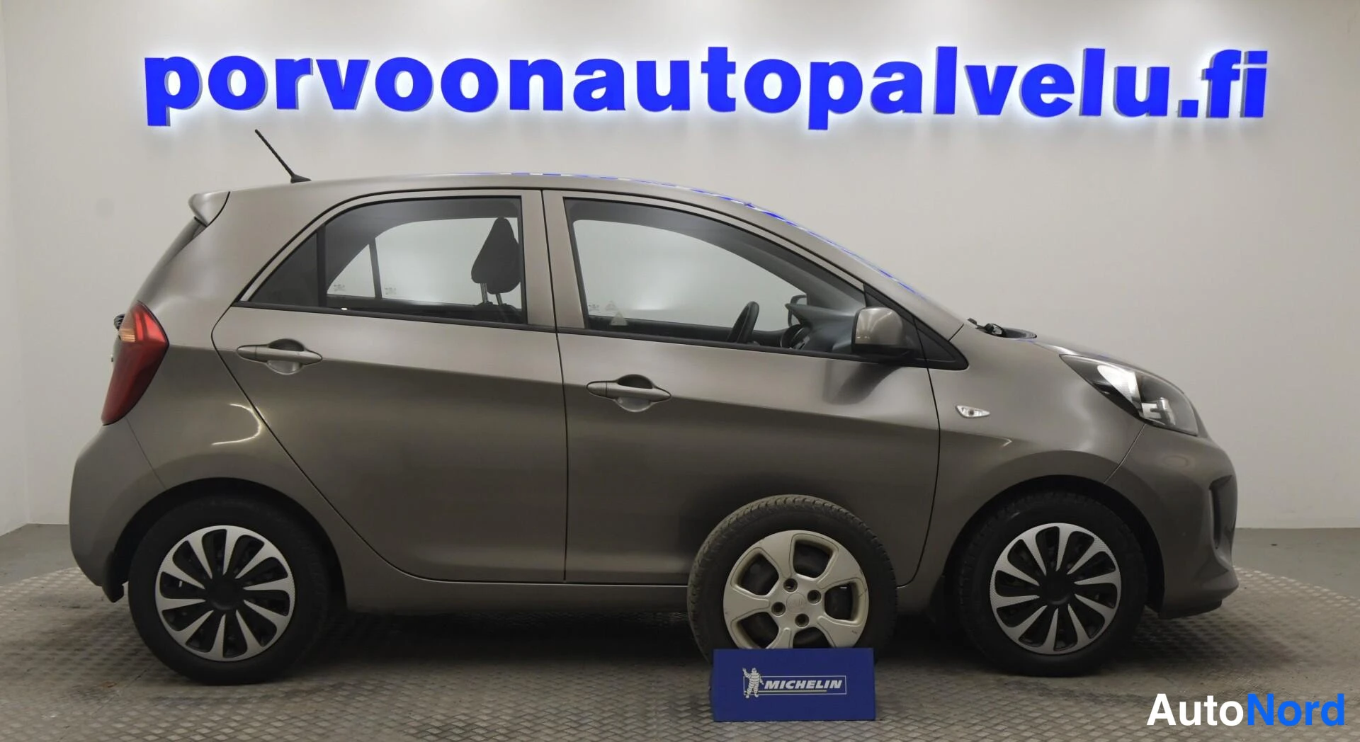 Harmaa Kia Picanto 2015, etuviisto, keula oikealle, kuva 2