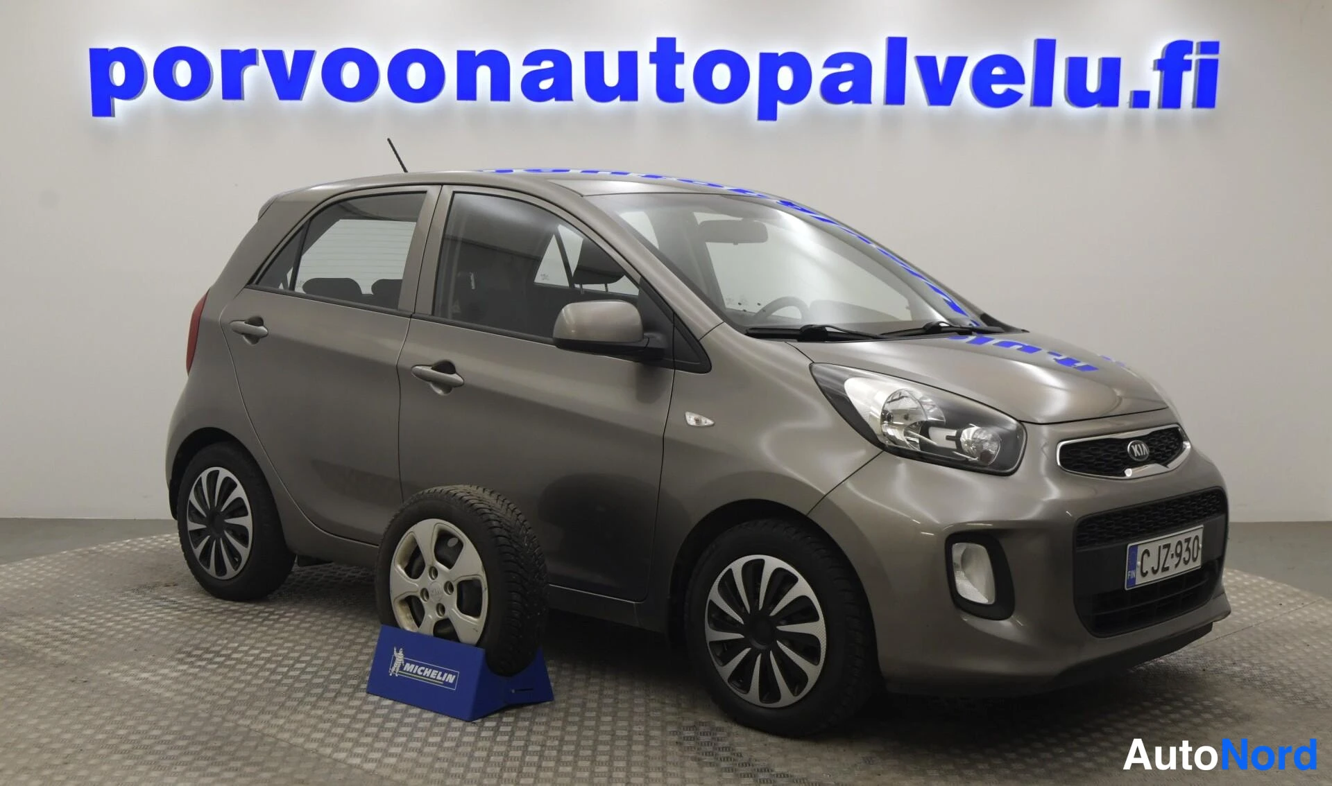 Harmaa Kia Picanto 2015, etuviisto, keula oikealle, kuva 3