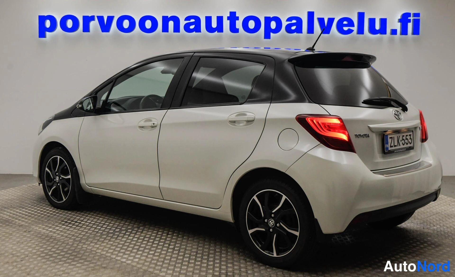 Valkoinen Toyota Yaris 2016, takaviisto, kuva 6
