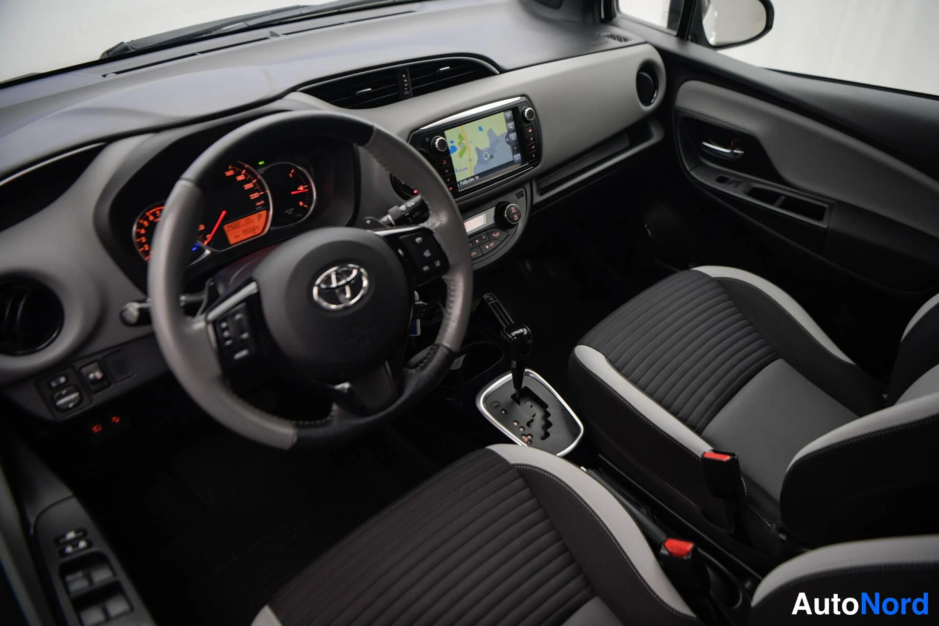 Valkoinen Toyota Yaris 2016, kuva 12
