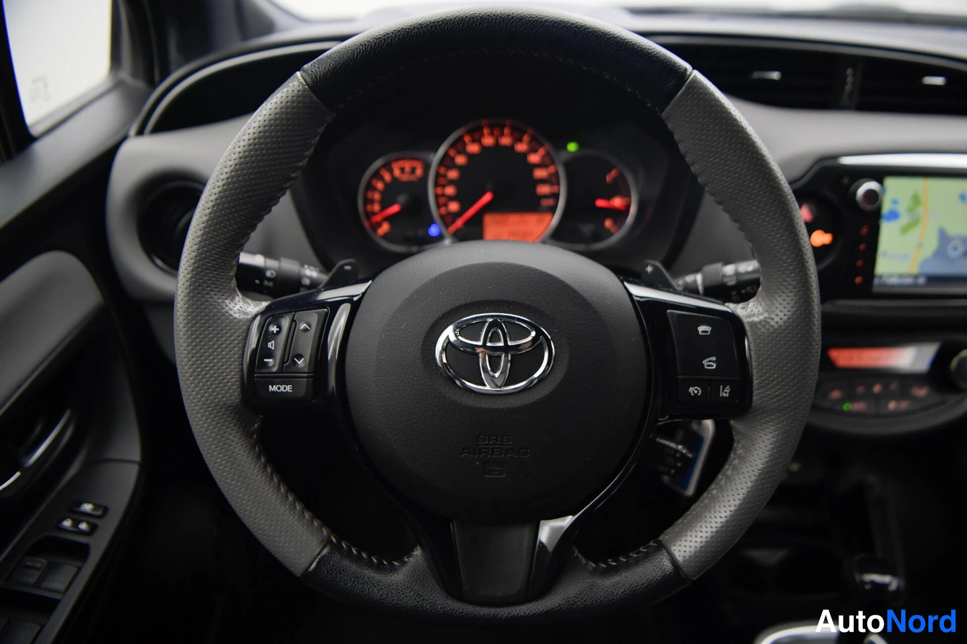 Valkoinen Toyota Yaris 2016, kuva 19