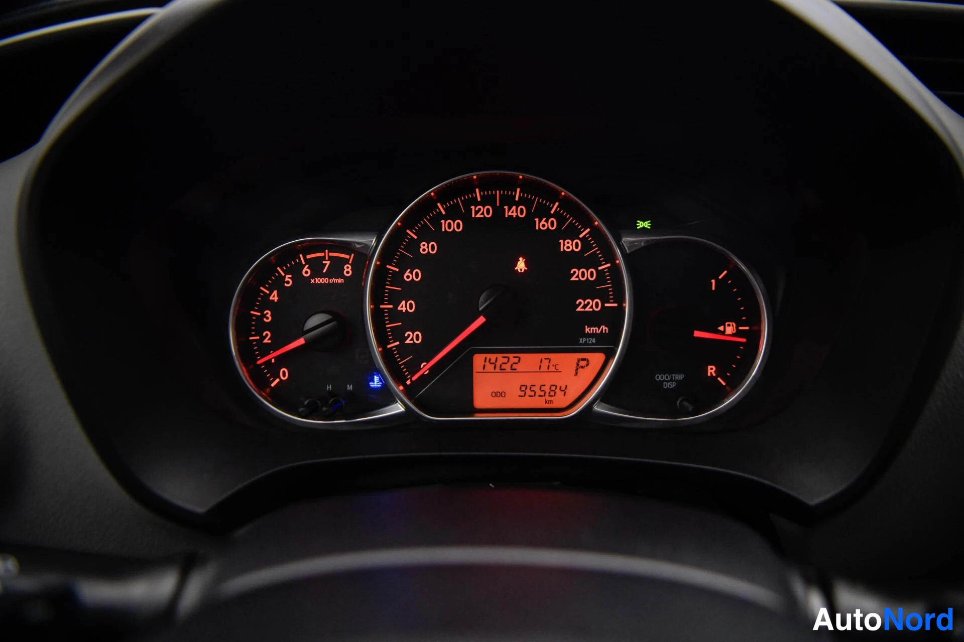 Valkoinen Toyota Yaris 2016, kuva 13