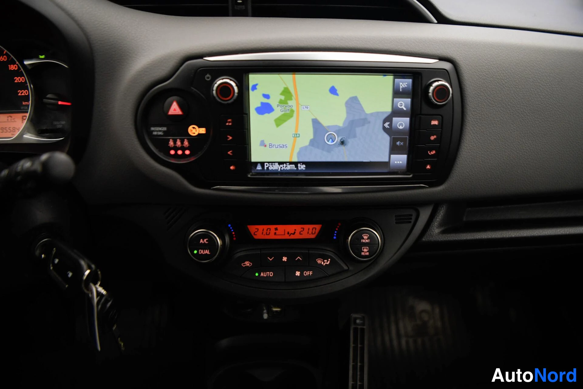 Valkoinen Toyota Yaris 2016, kuva 14