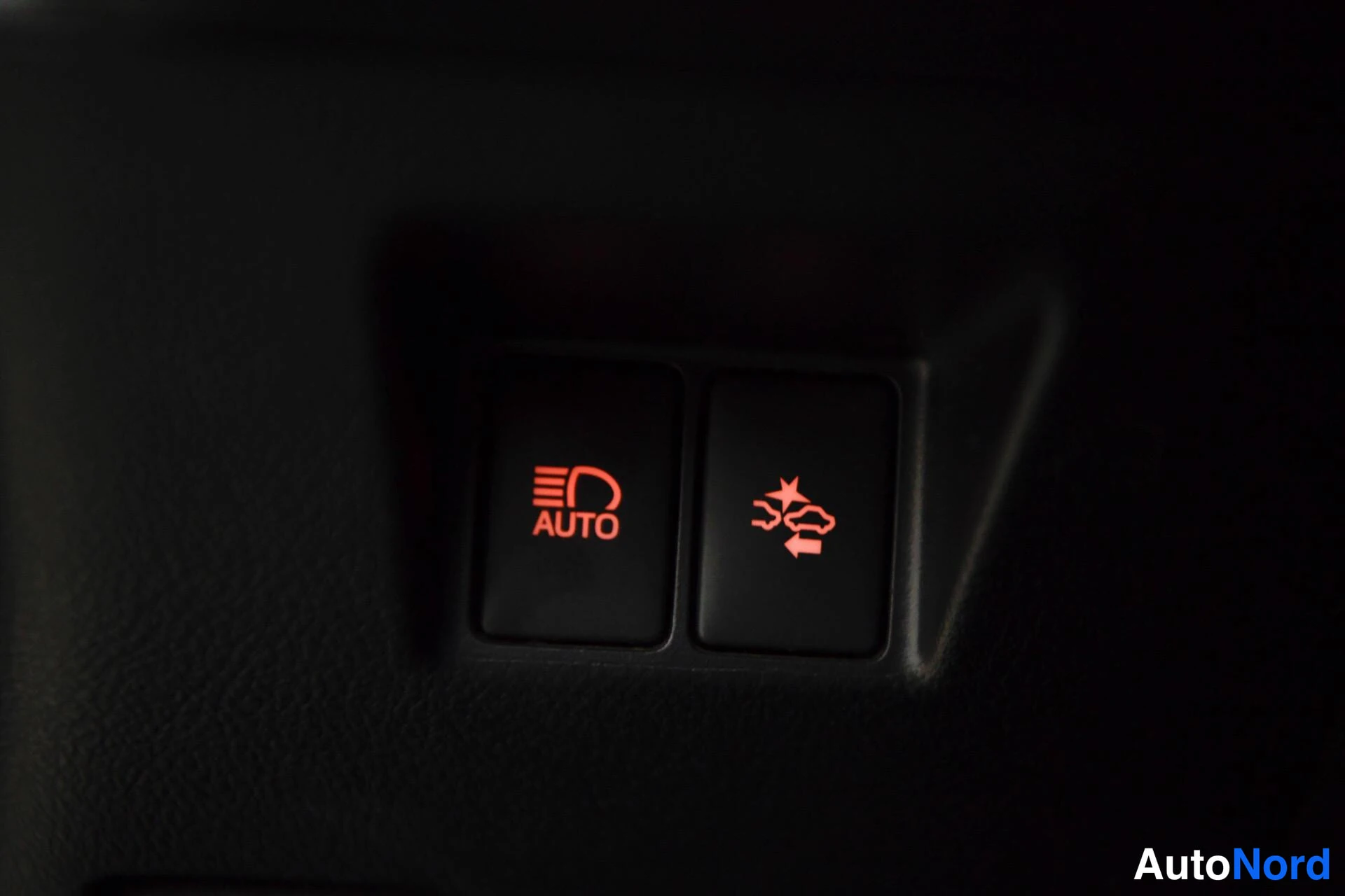Valkoinen Toyota Yaris 2016, kuva 20