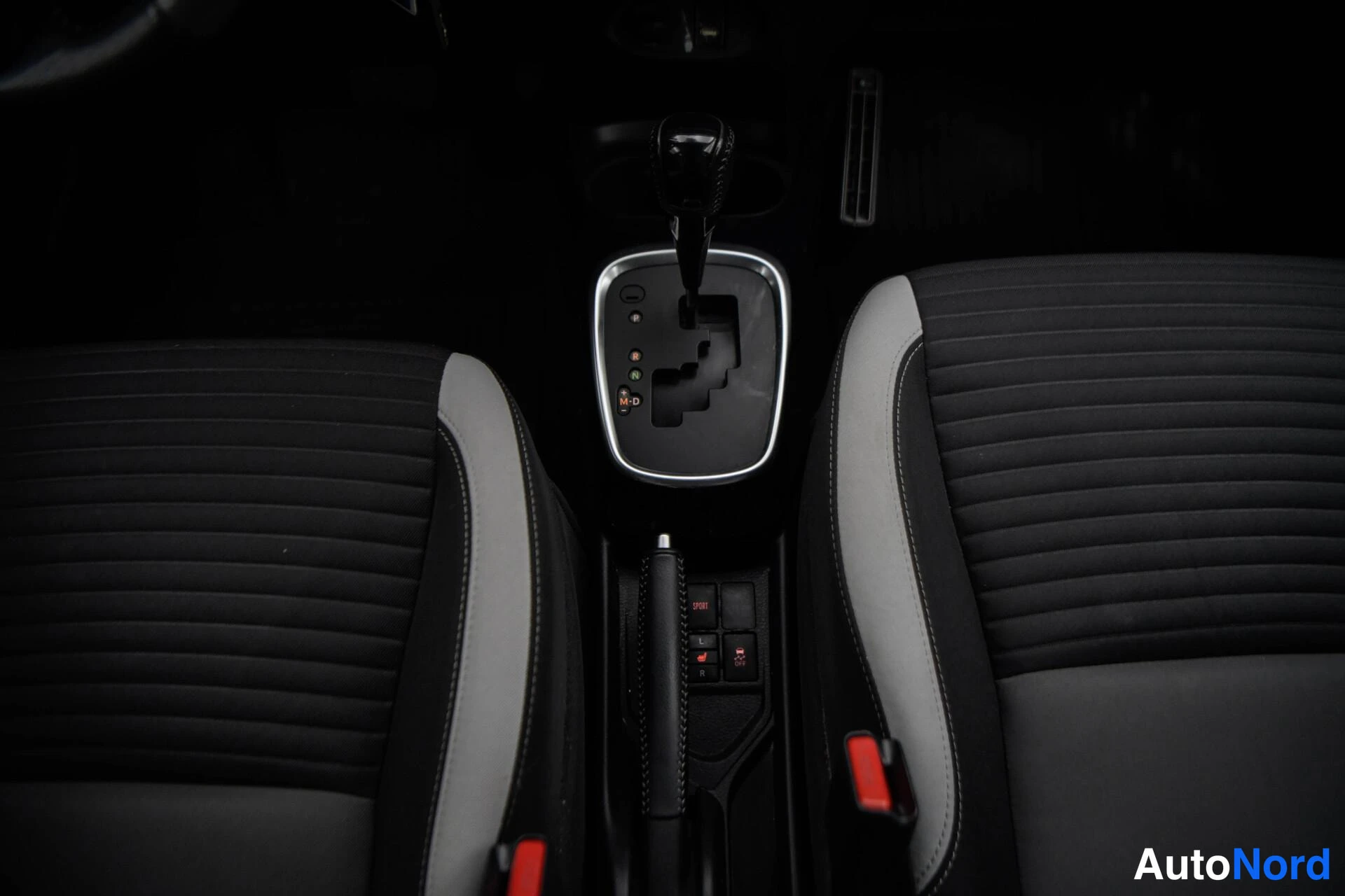Valkoinen Toyota Yaris 2016, kuva 21
