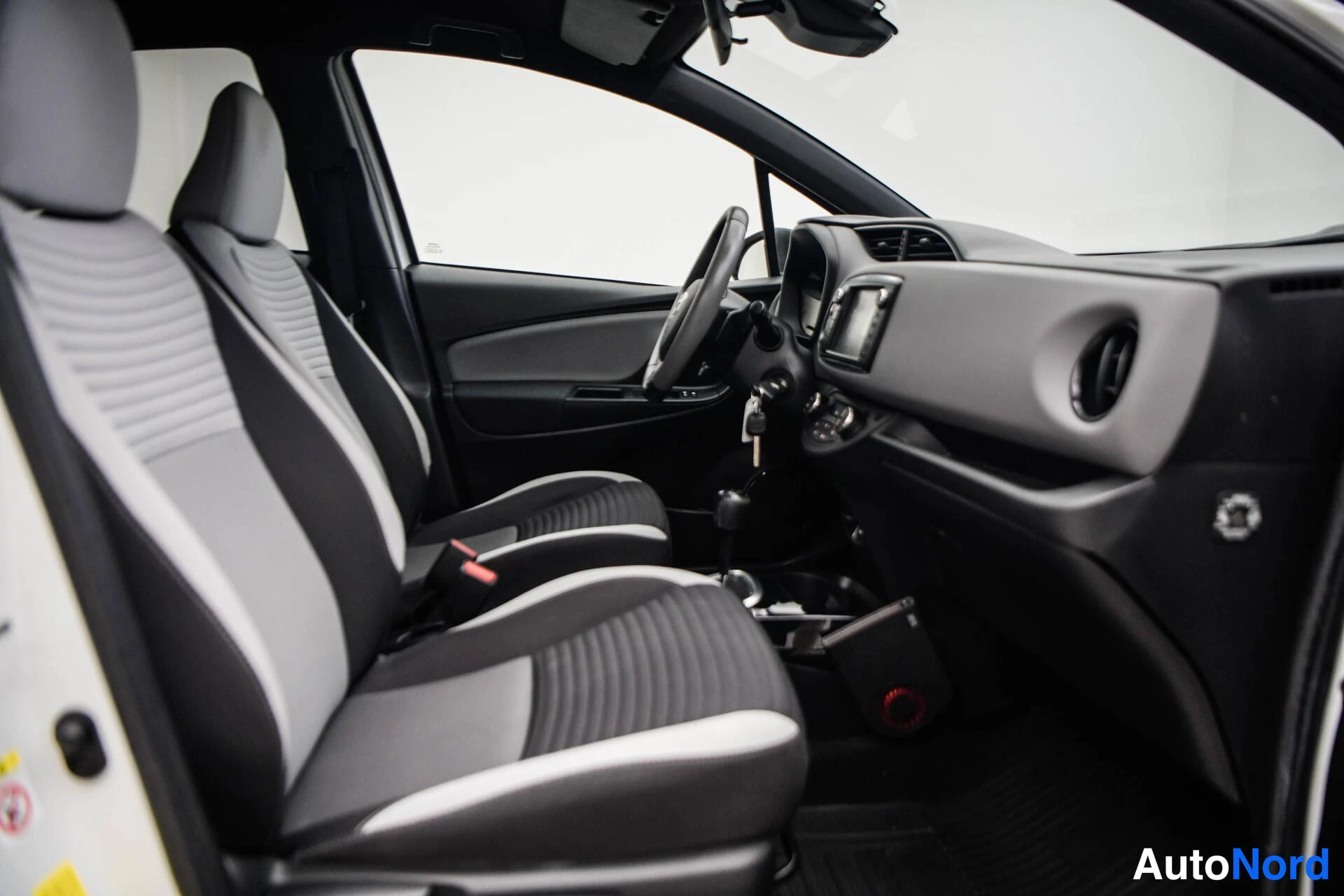 Valkoinen Toyota Yaris 2016, kuva 15
