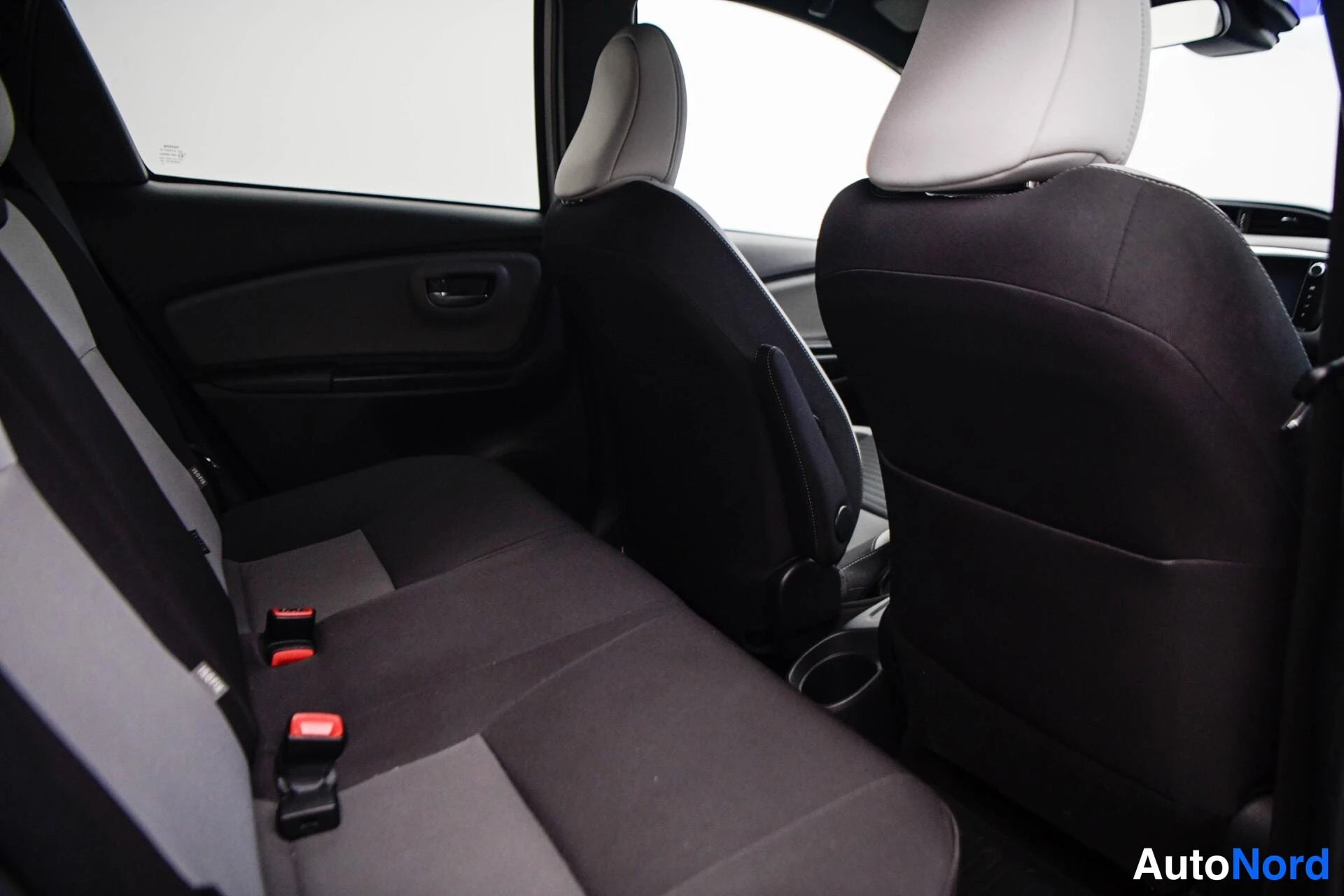 Valkoinen Toyota Yaris 2016, kuva 23