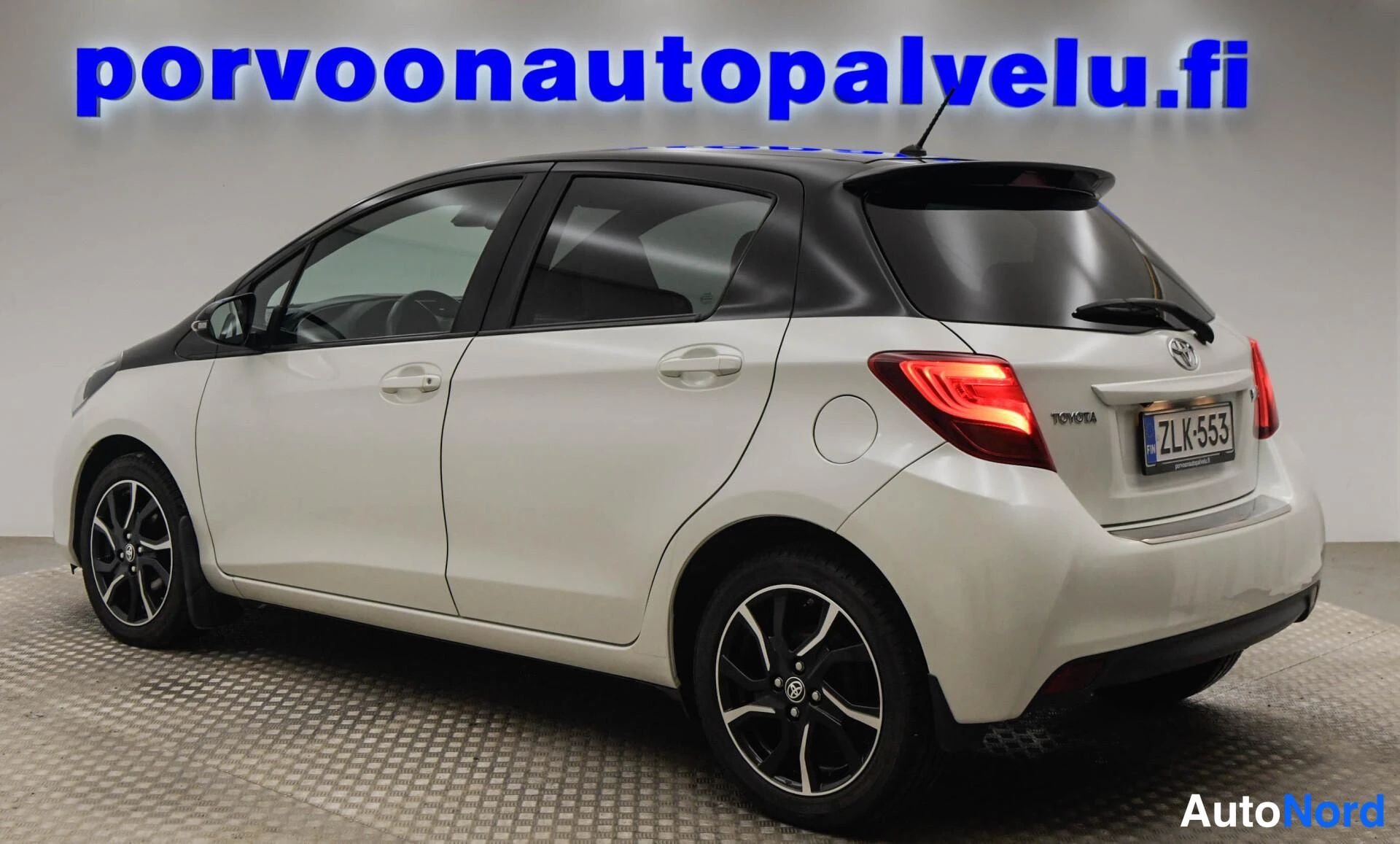 Valkoinen Toyota Yaris 2016, takaviisto, kuva 7