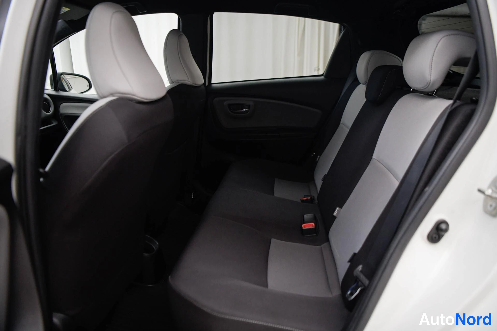 Valkoinen Toyota Yaris 2016, kuva 16