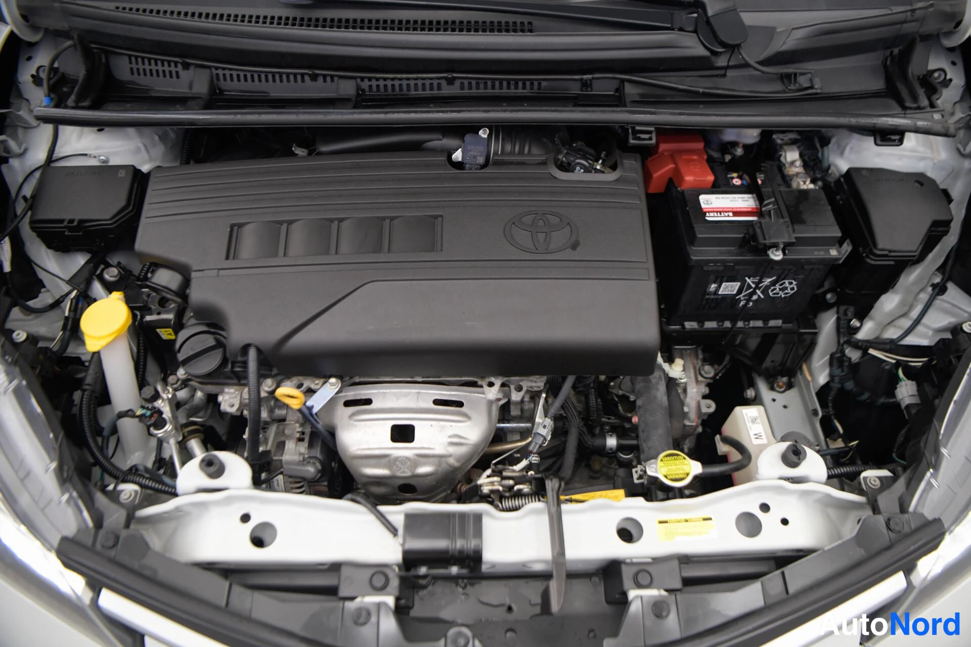 Valkoinen Toyota Yaris 2016, kuva 17