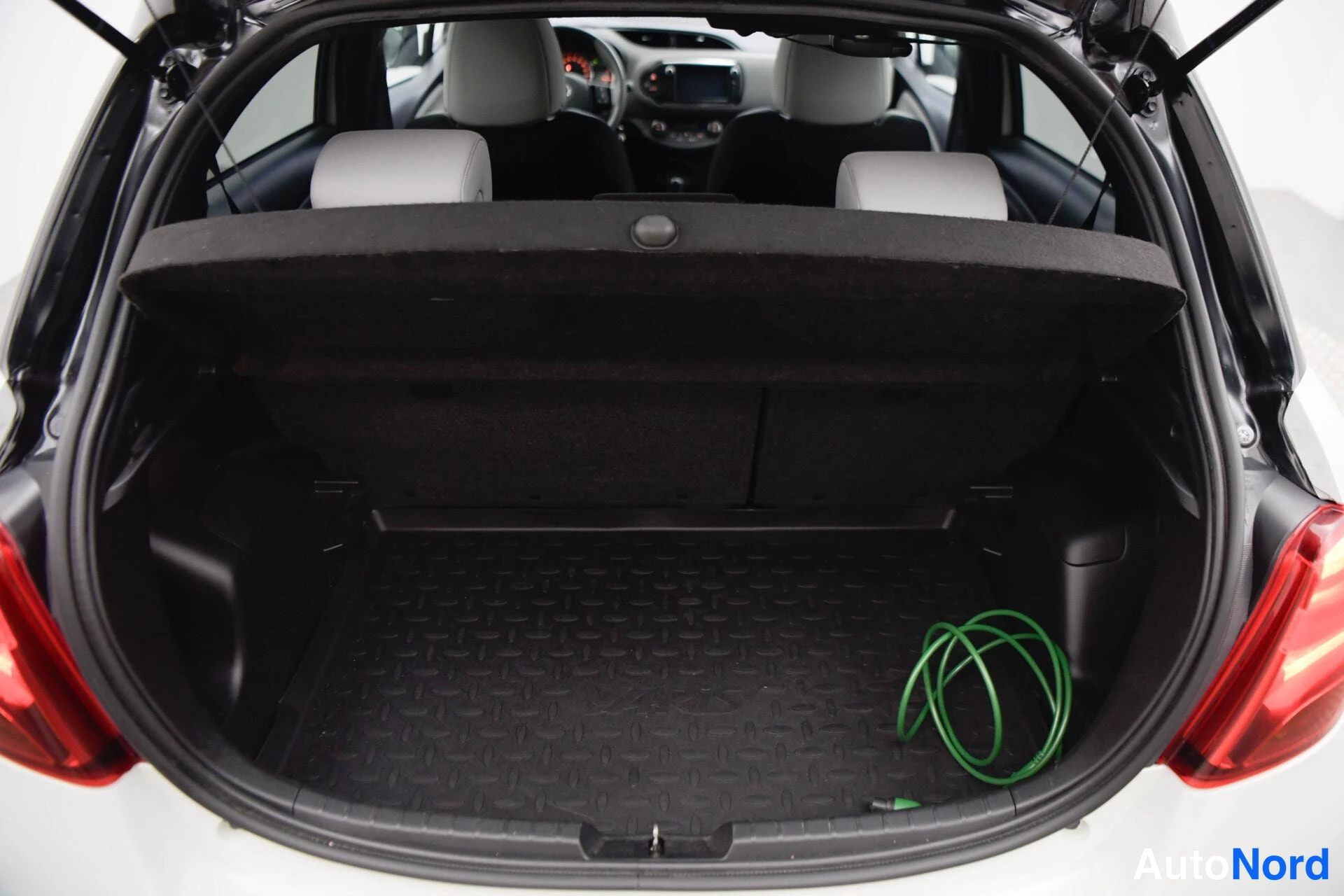 Valkoinen Toyota Yaris 2016, kuva 18