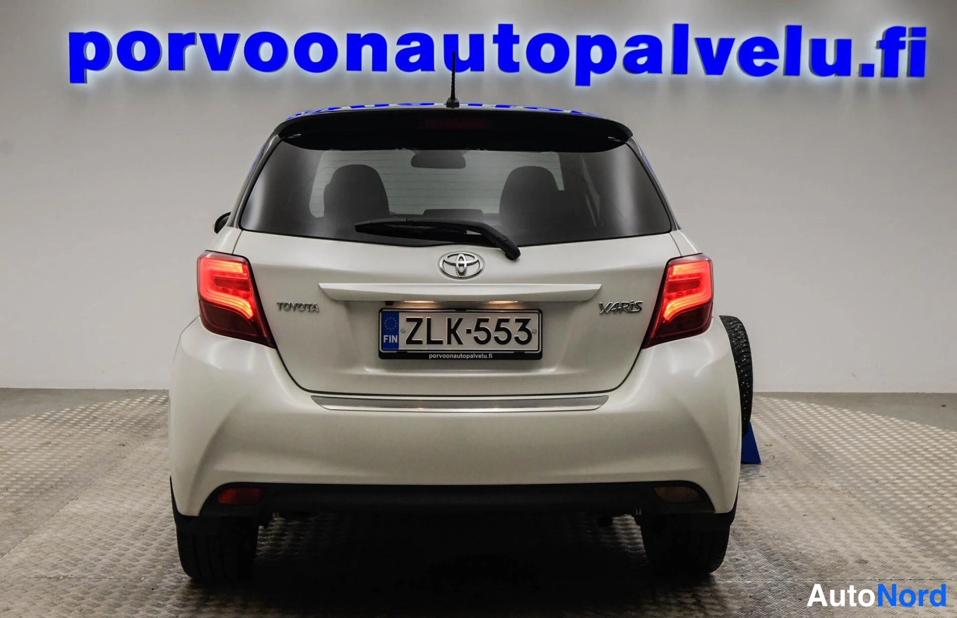 Valkoinen Toyota Yaris 2016, takaa, kuva 9