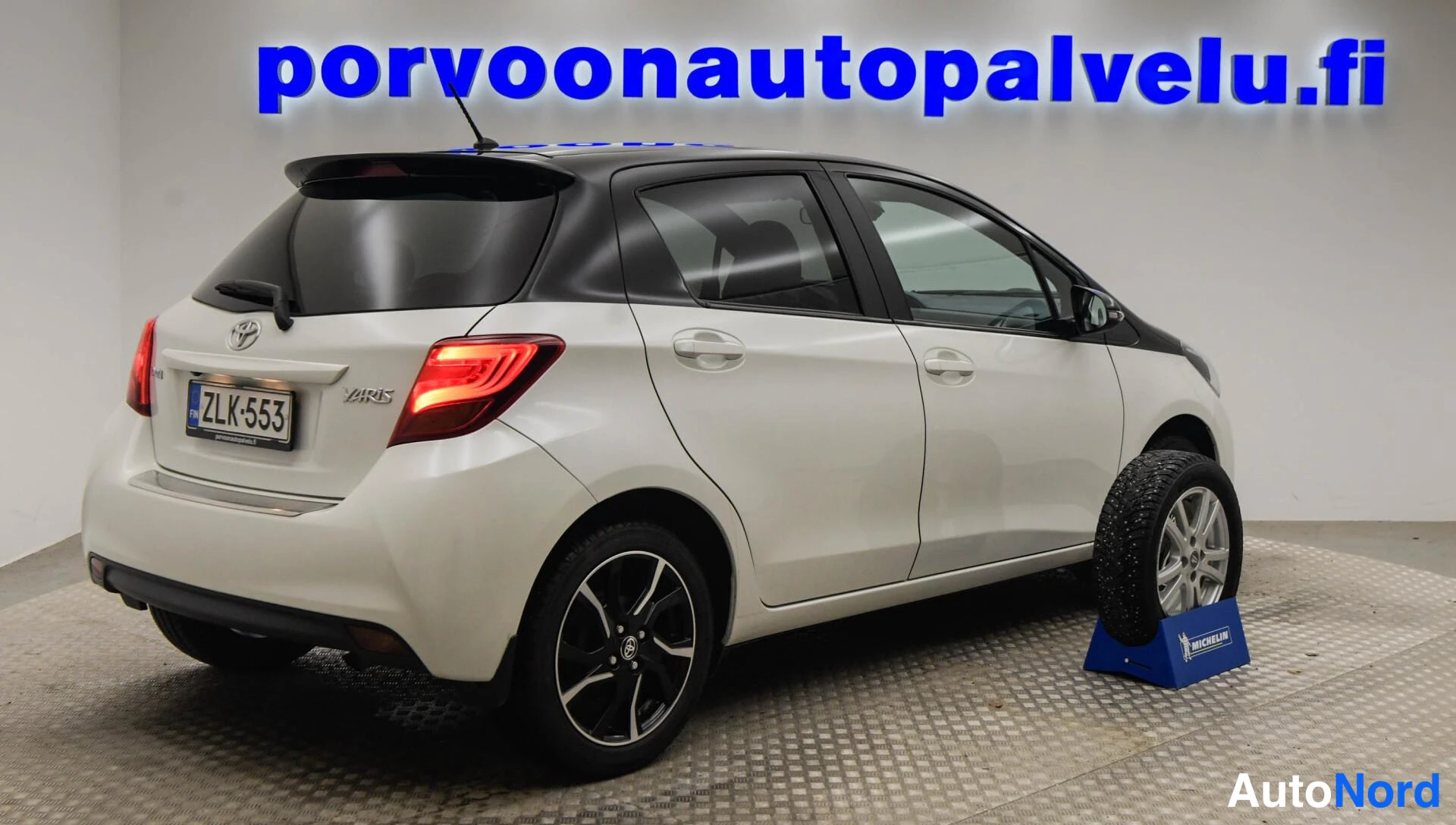 Valkoinen Toyota Yaris 2016, takaviisto, kuva 8
