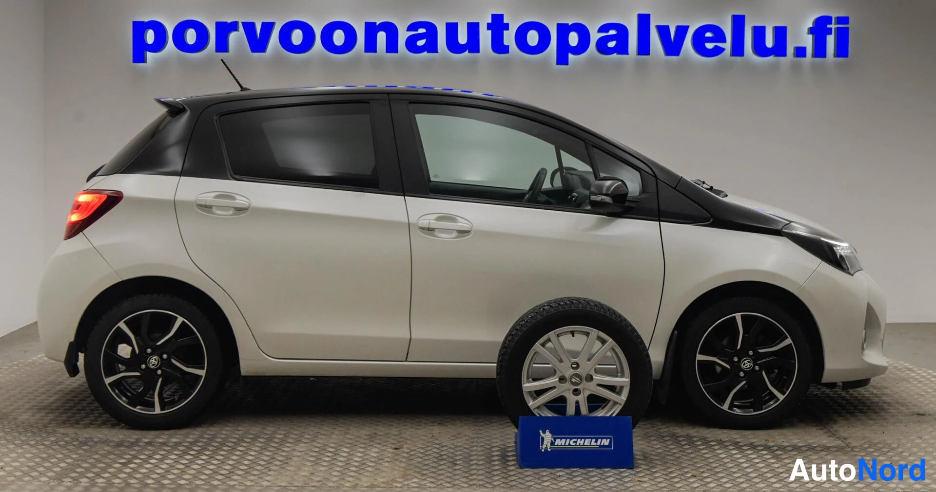 Valkoinen Toyota Yaris 2016, etuviisto, keula oikealle, kuva 3