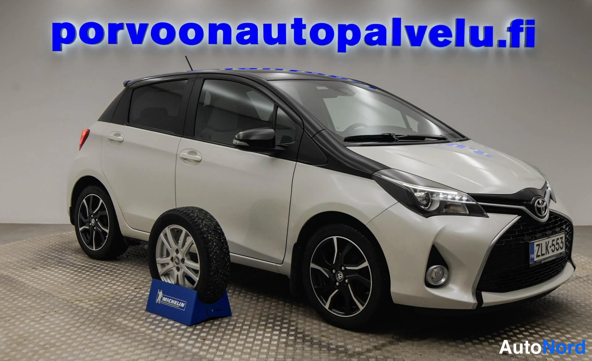 Valkoinen Toyota Yaris 2016, etuviisto, keula oikealle, kuva 4