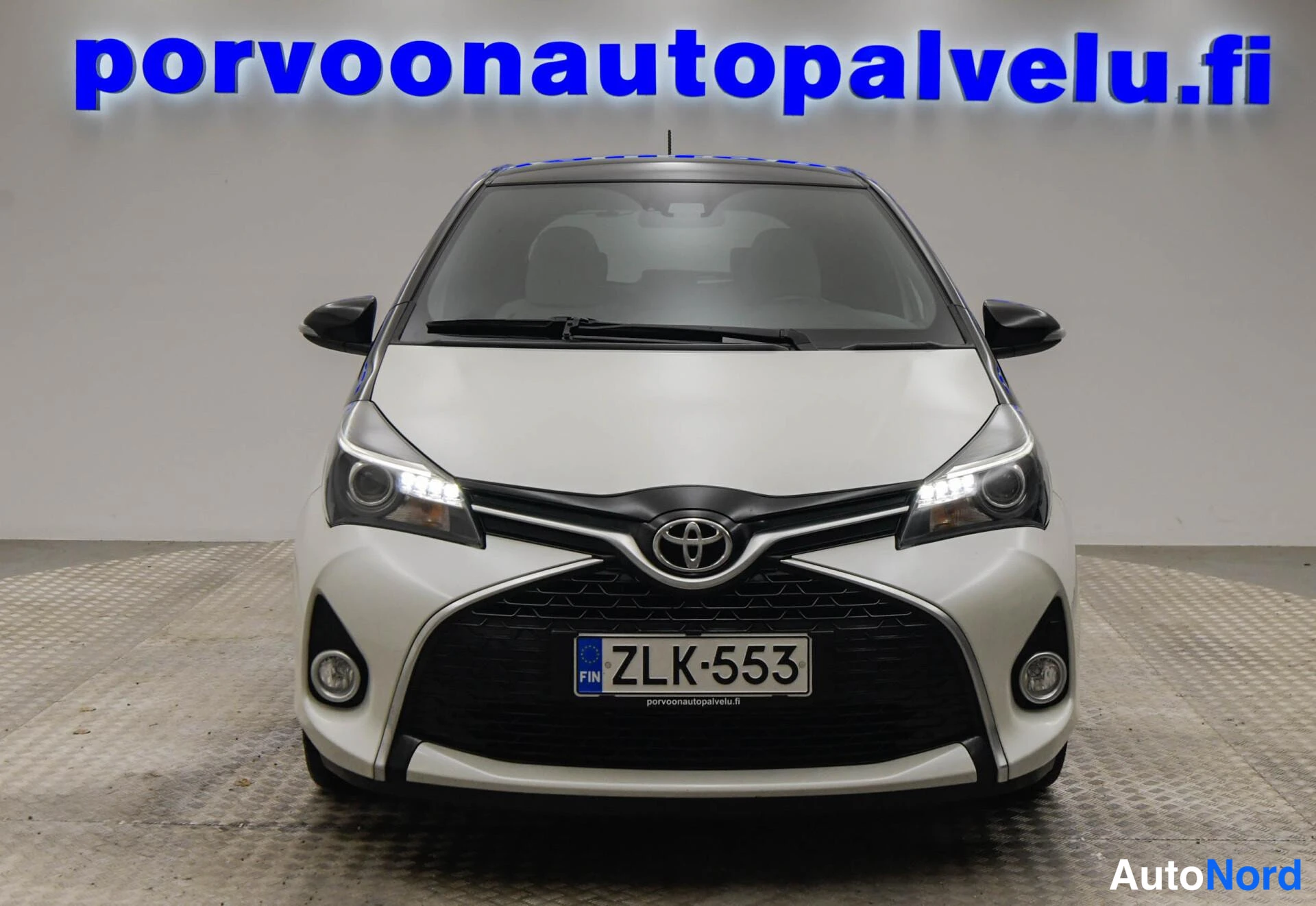 Valkoinen Toyota Yaris 2016, edestä, kuva 5