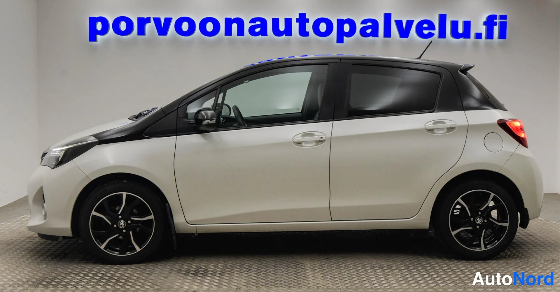 Valkoinen Toyota Yaris 2016, etuviisto, keula vasemmalle, kuva 2