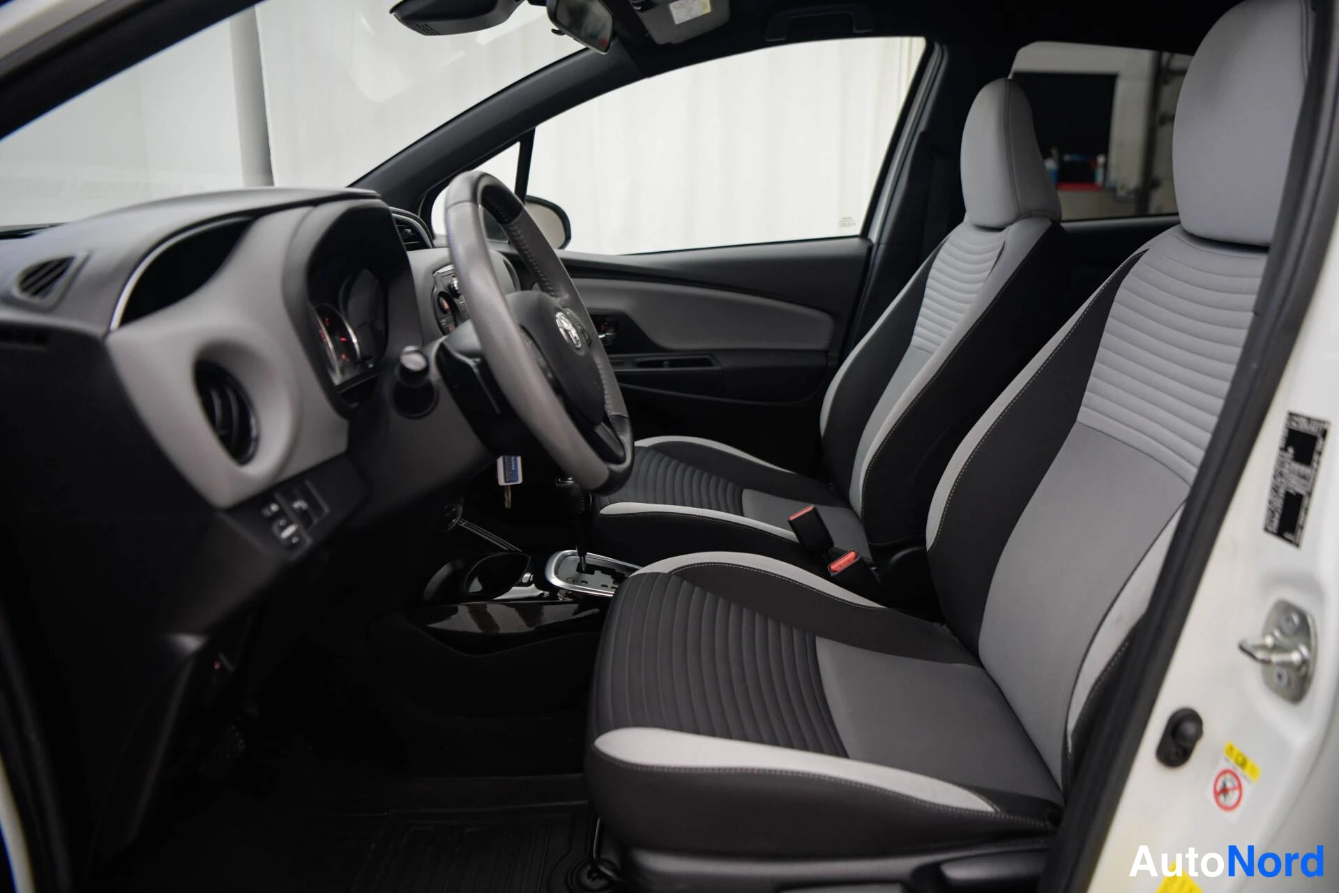 Valkoinen Toyota Yaris 2016, kuva 10