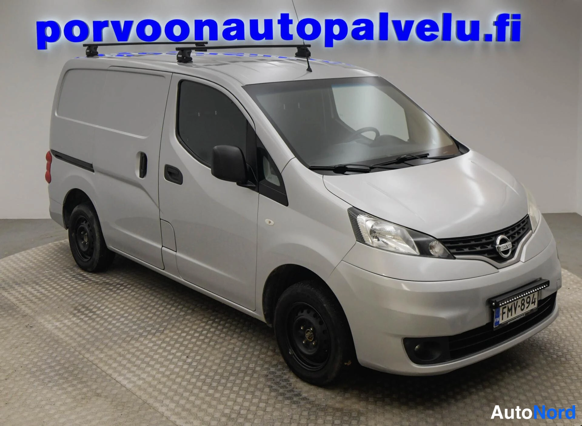 Hopea Nissan NV200 2017, etuviisto, keula oikealle, kuva 3