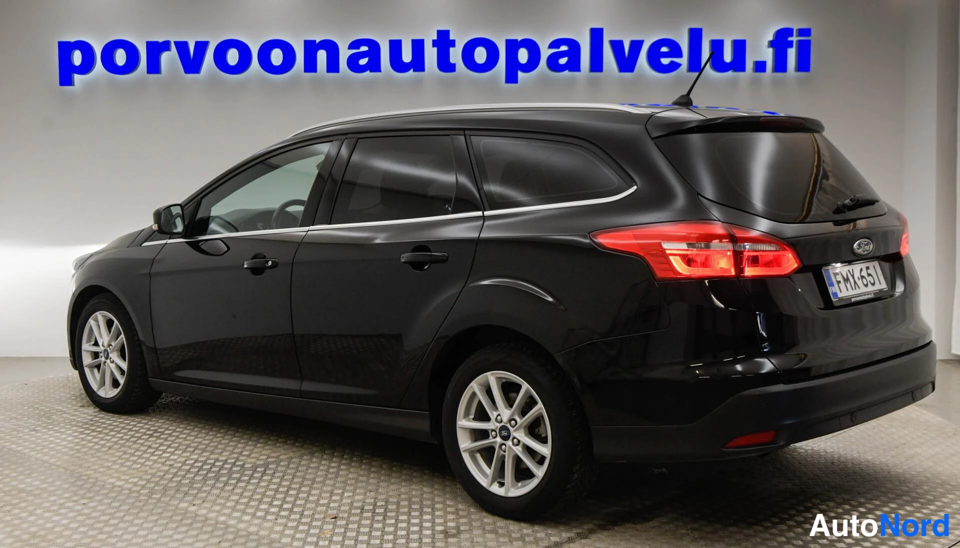 Musta Ford Focus 2018, takaviisto, kuva 8