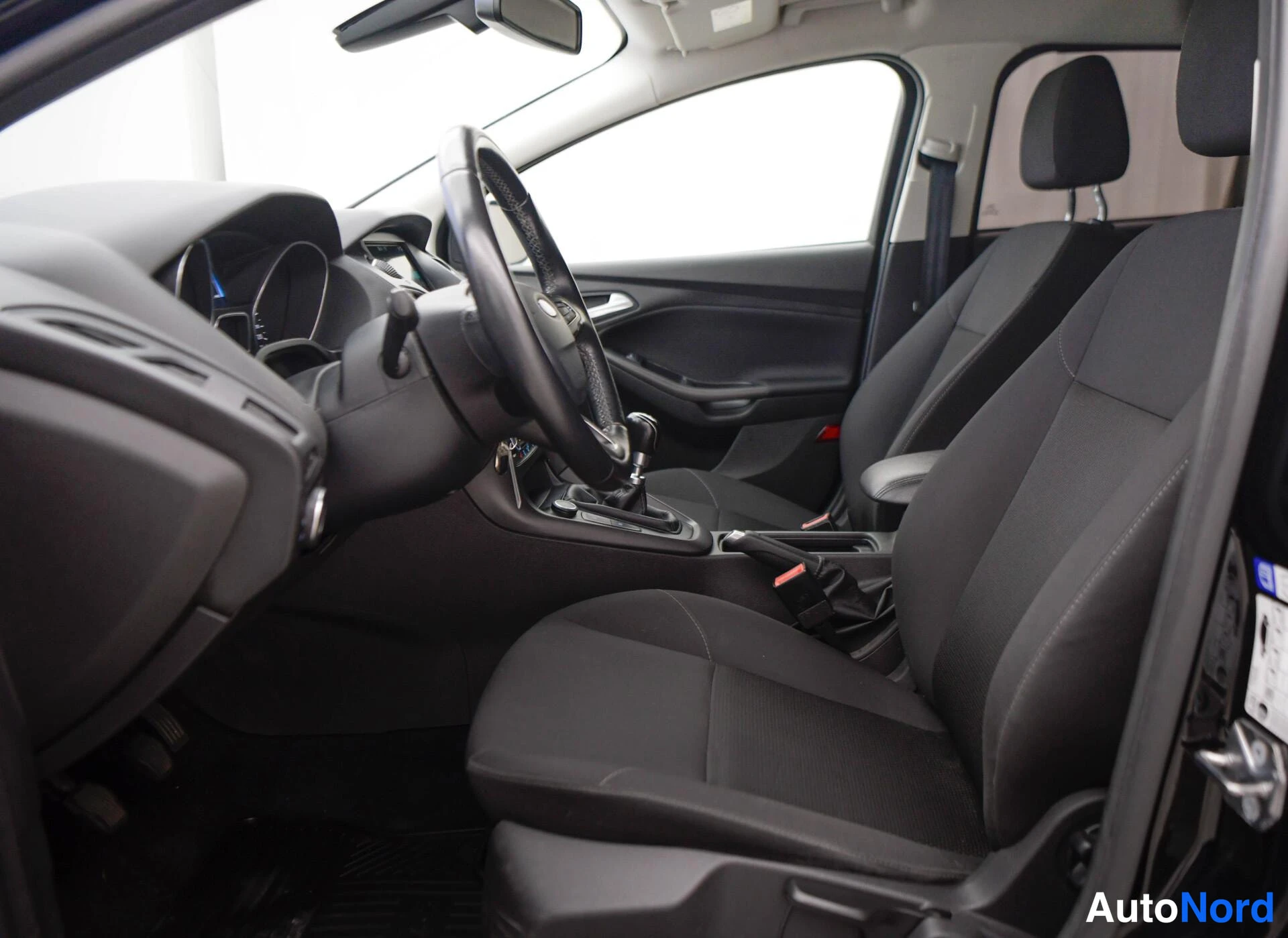 Musta Ford Focus 2018, etuviisto, keula vasemmalle, kuva 3