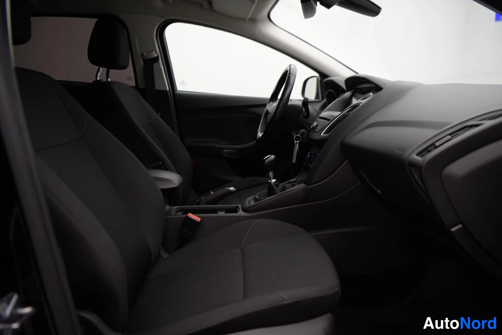 Musta Ford Focus 2018, etuviisto, keula vasemmalle, kuva 4