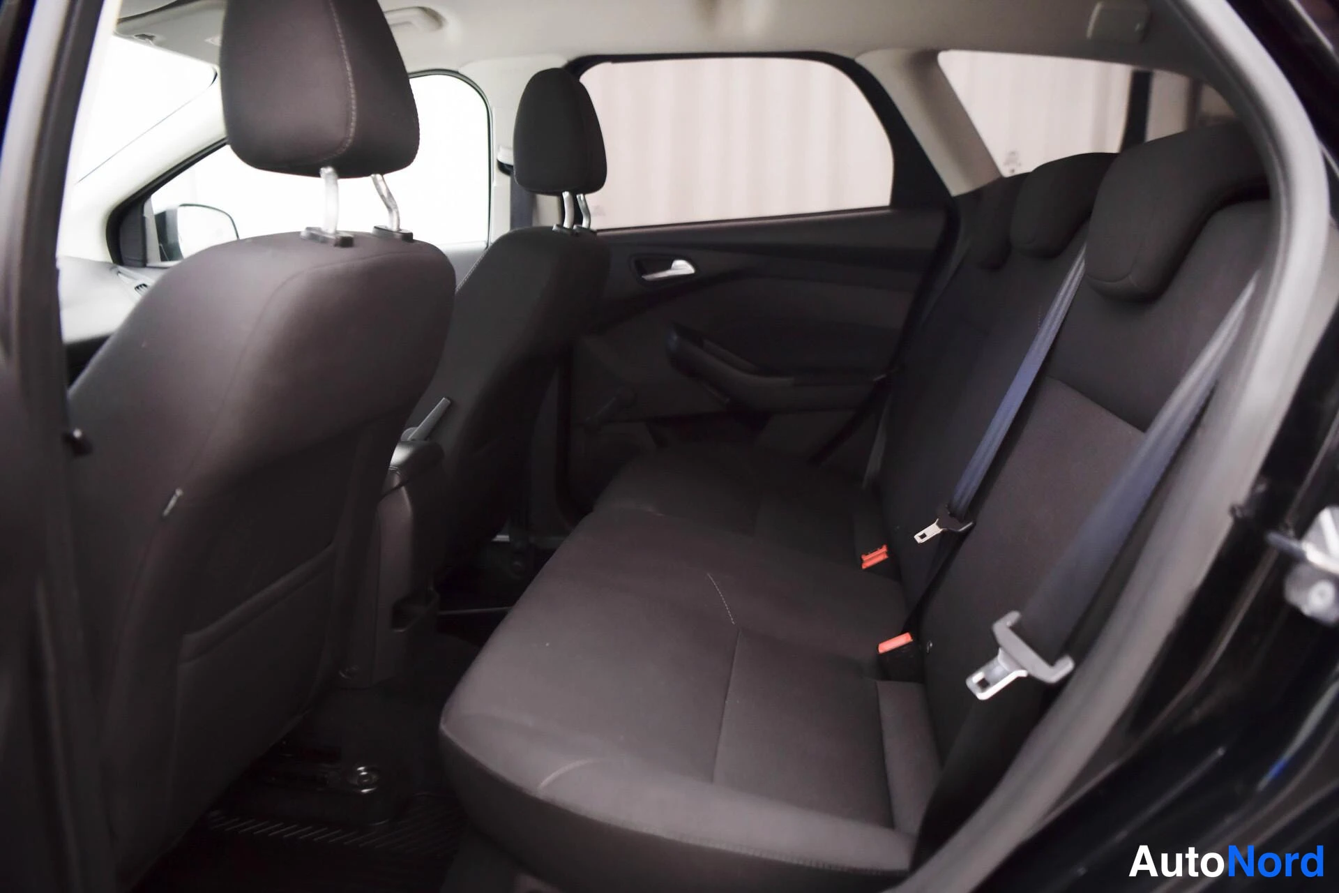 Musta Ford Focus 2018, takaviisto, kuva 11