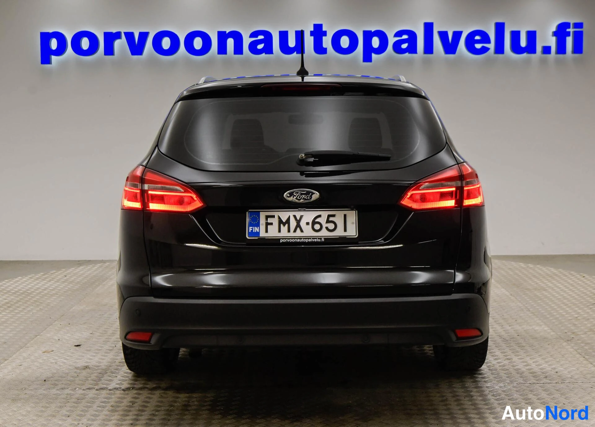 Musta Ford Focus 2018, takaa, kuva 13