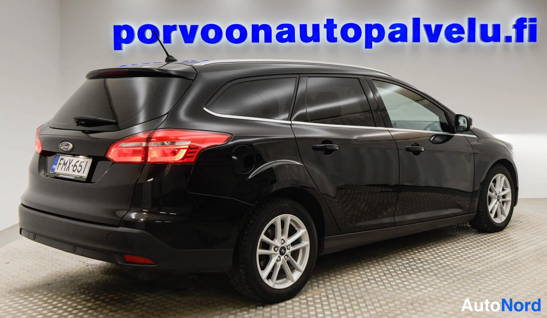 Musta Ford Focus 2018, takaviisto, kuva 9