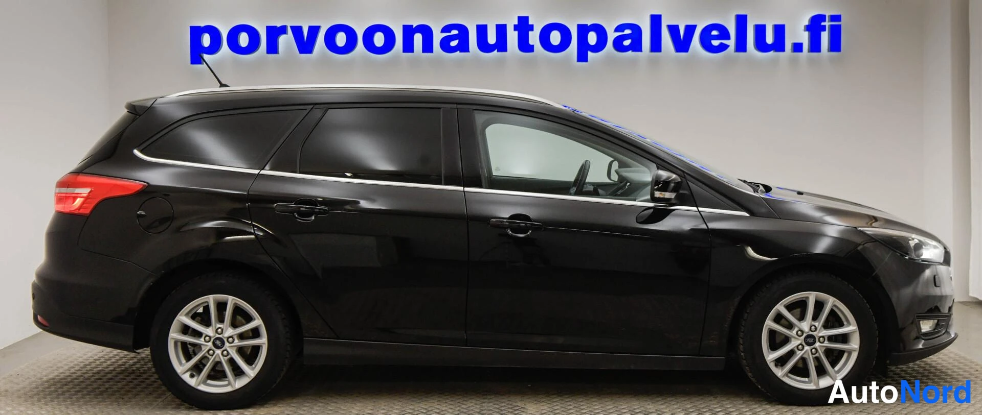 Musta Ford Focus 2018, takaviisto, kuva 10