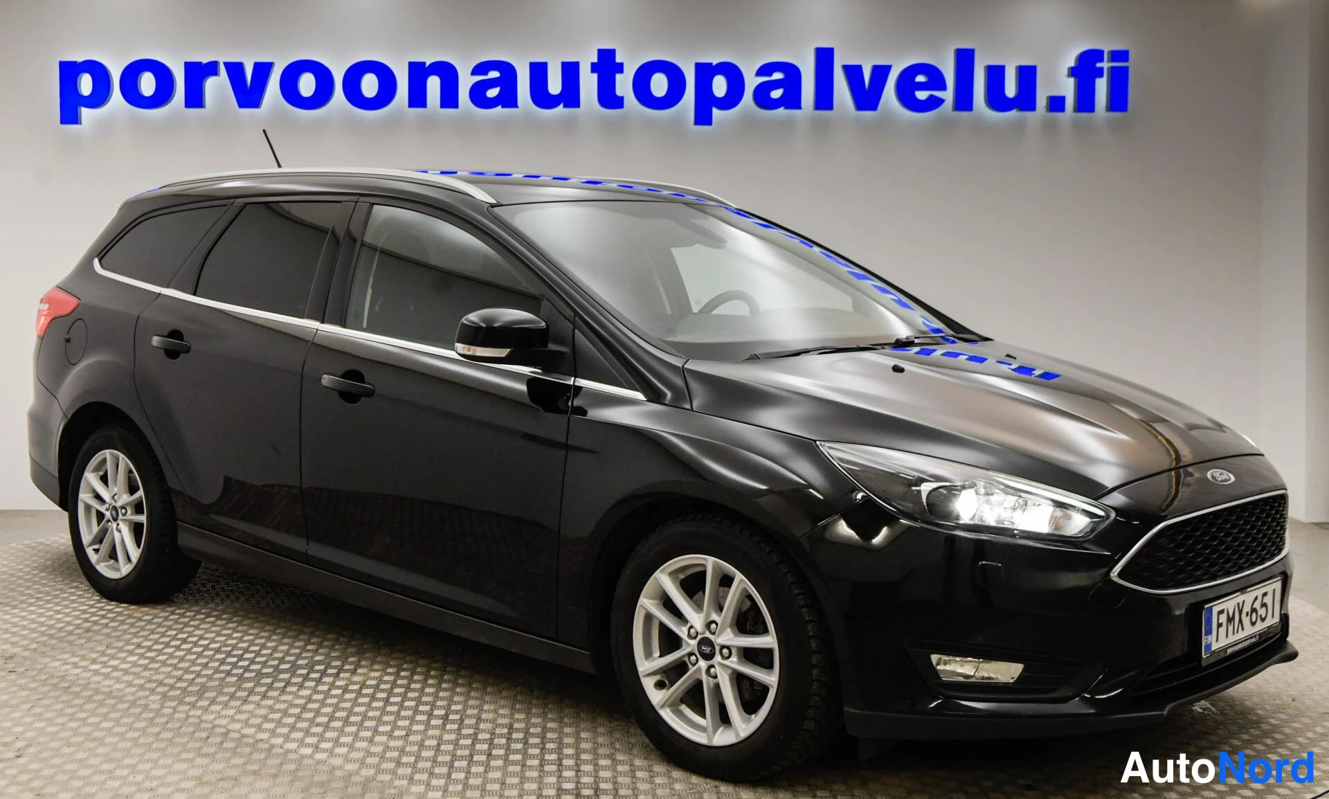 Musta Ford Focus 2018, etuviisto, keula oikealle, kuva 5