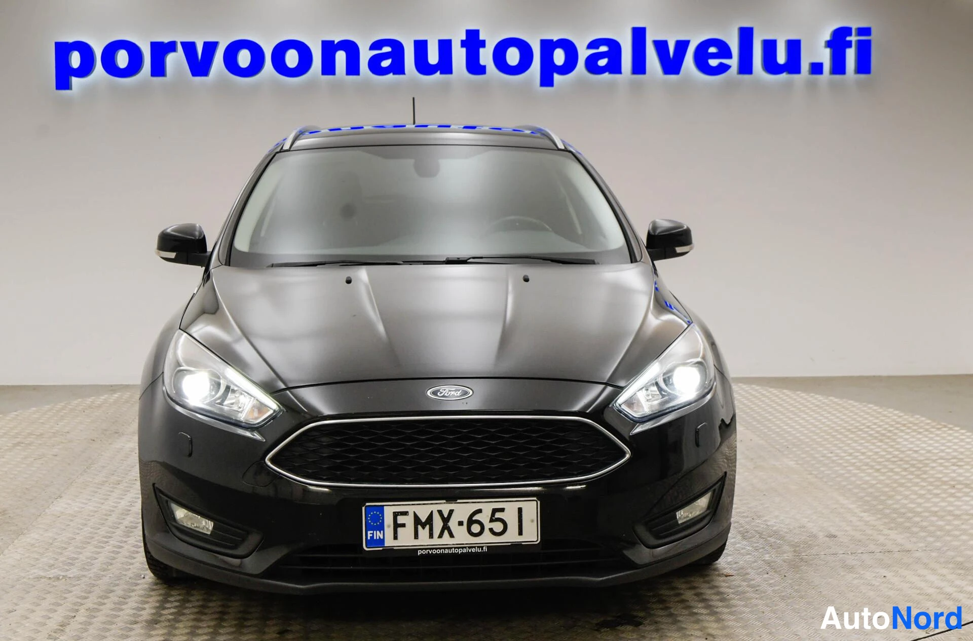 Musta Ford Focus 2018, edestä, kuva 6