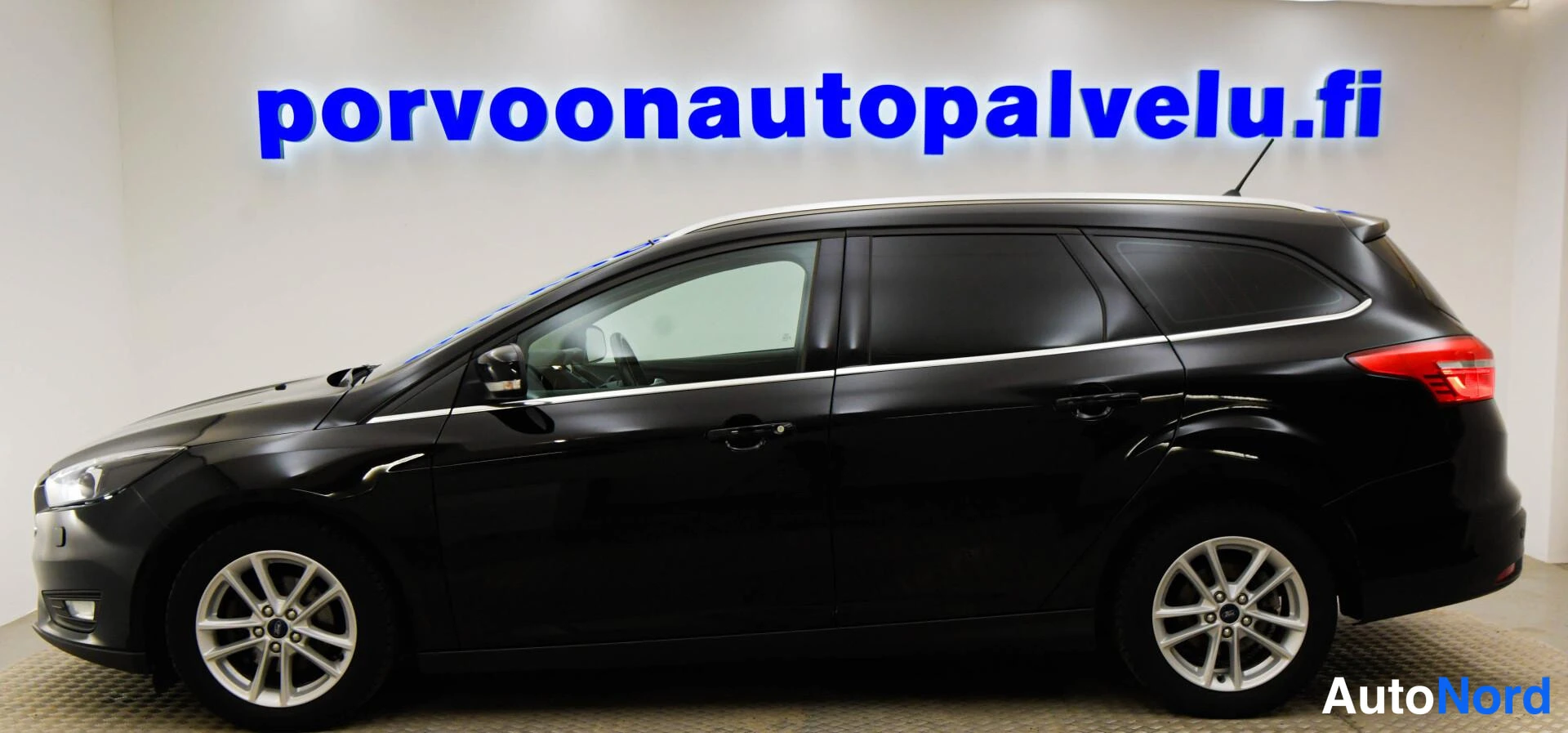 Musta Ford Focus 2018, etuviisto, keula vasemmalle, kuva 2