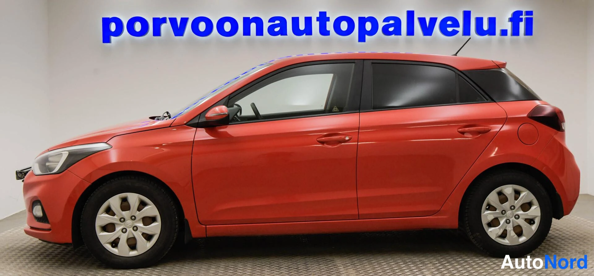 Punainen Hyundai i20 2018, sivulta, kuva 9