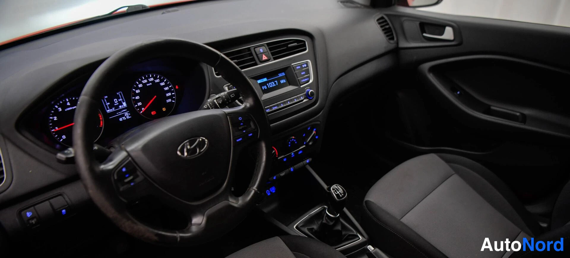 Punainen Hyundai i20 2018, etuviisto, keula oikealle, kuva 5