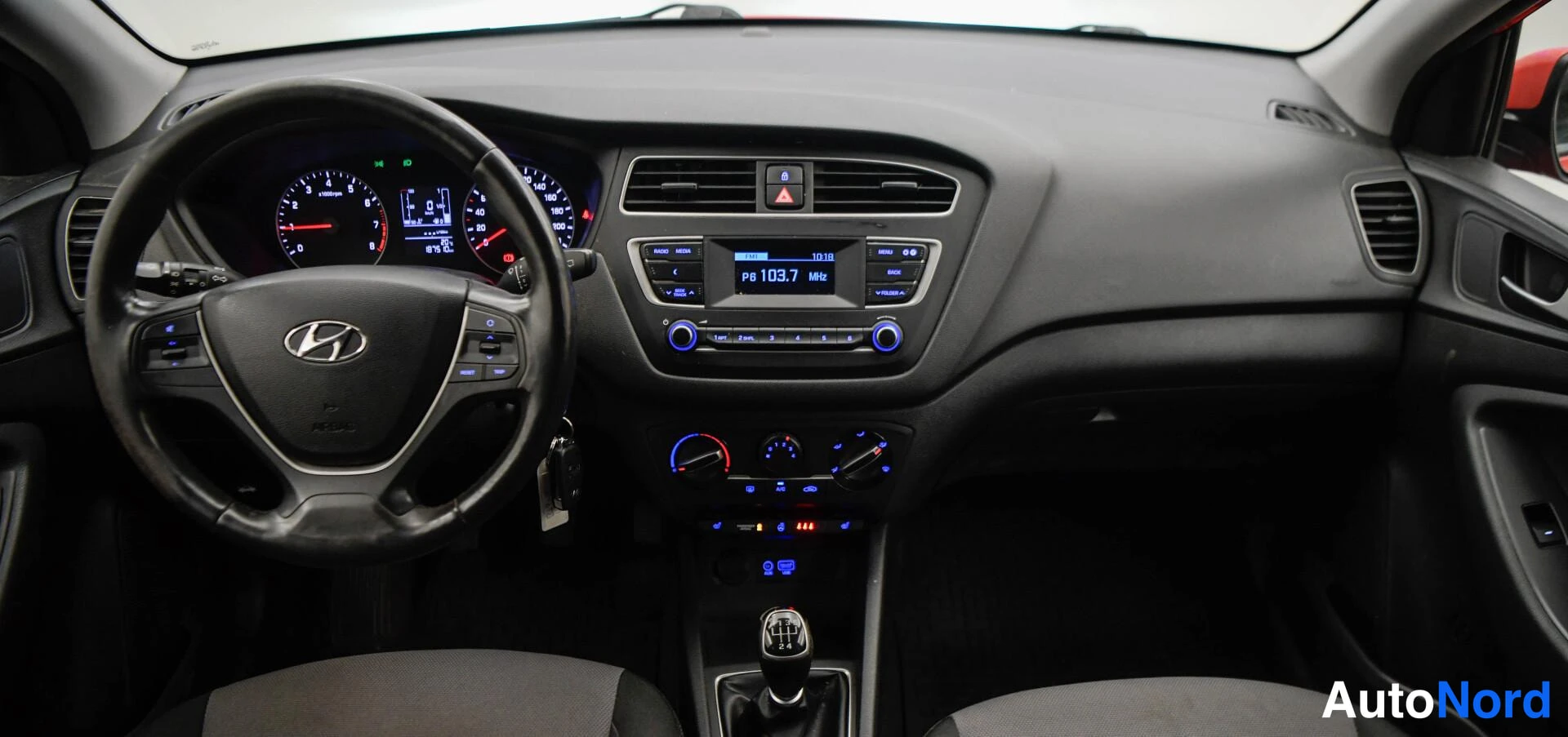 Punainen Hyundai i20 2018, etuviisto, keula oikealle, kuva 6