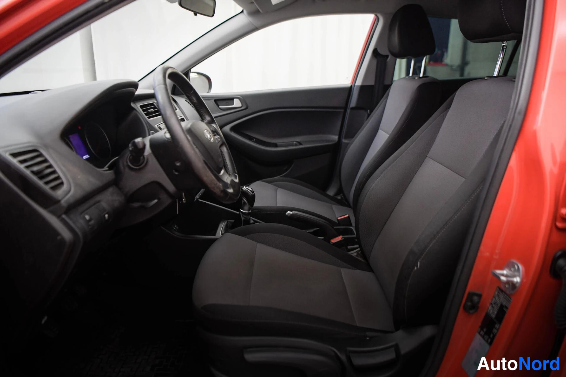 Punainen Hyundai i20 2018, kuva 13